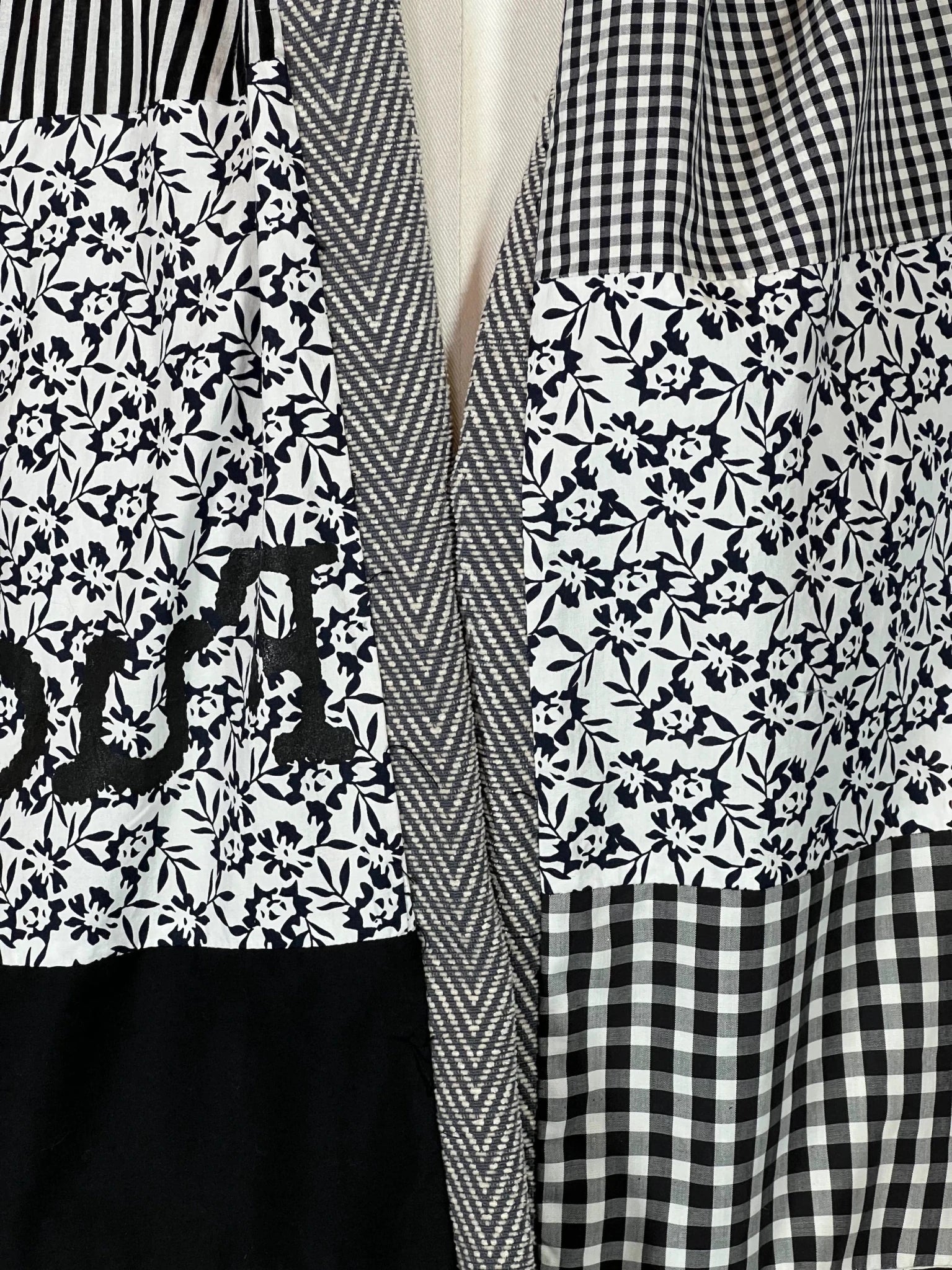 Patchwork Loop - Schal in Schwarz - Weiß - nachhaltige Mode und Accessoires von Beverly - Berlin