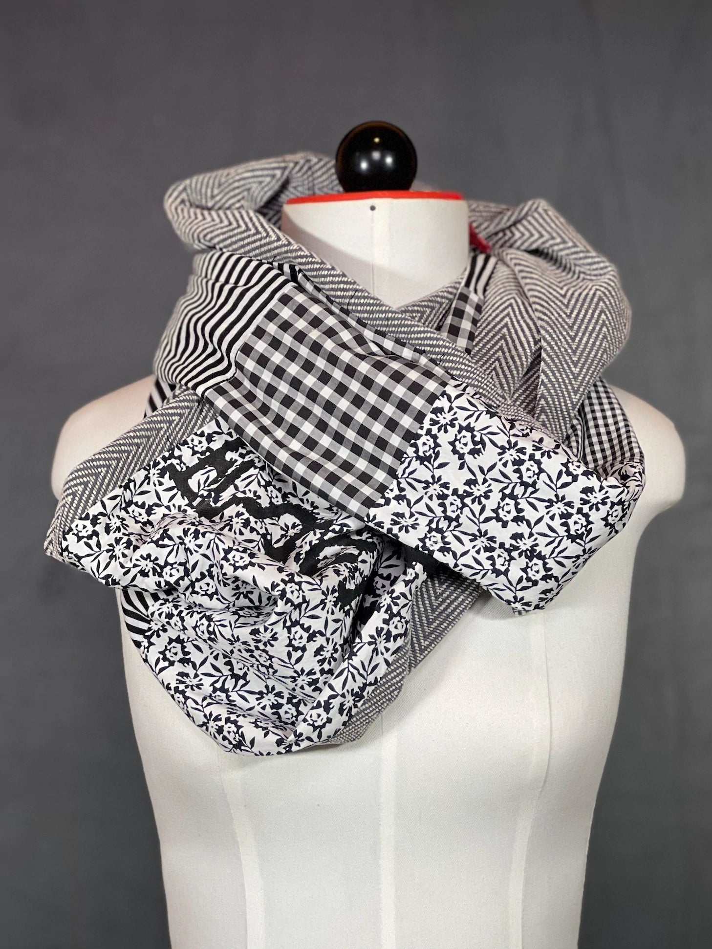 Patchwork Loop - Schal in Schwarz - Weiß - nachhaltige Mode und Accessoires von Beverly - Berlin