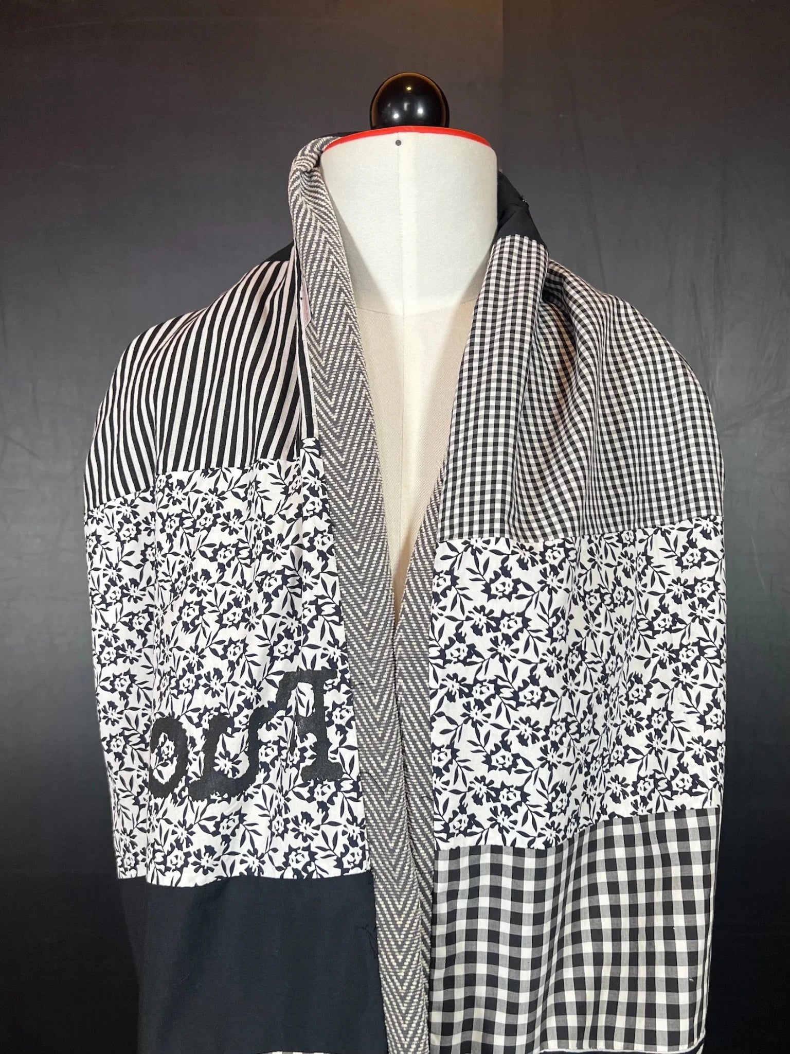 Patchwork Loop - Schal in Schwarz - Weiß - nachhaltige Mode und Accessoires von Beverly - Berlin