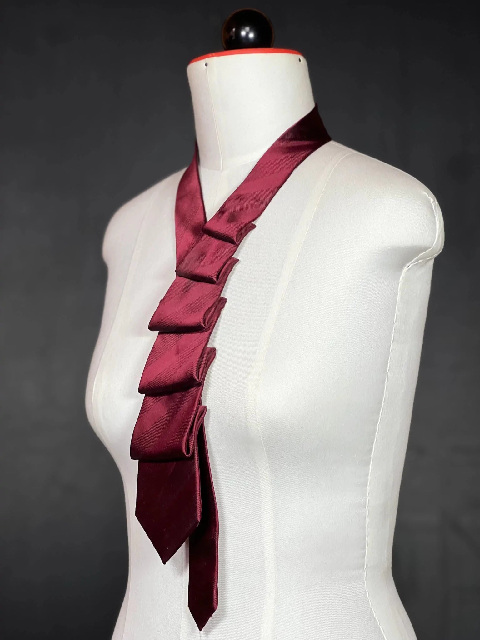 Schlipscollier „Burgundy Fold“ – Skulptur am Hals Schlipscollier - nachhaltige Mode und Accessoires von Beverly - Berlin