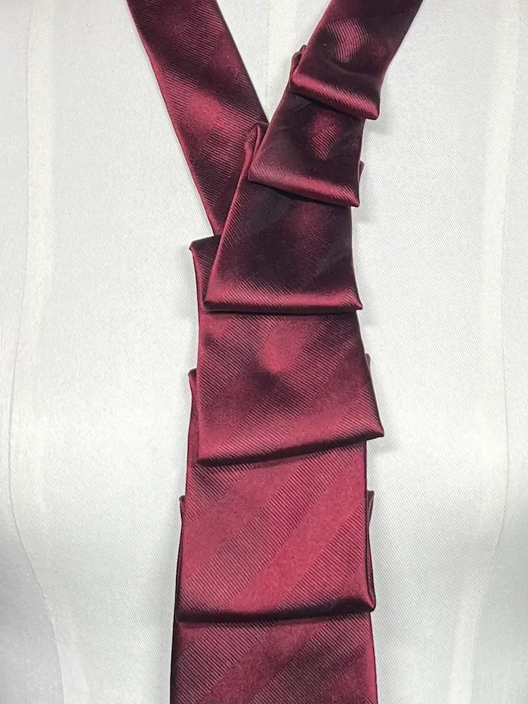 Schlipscollier „Burgundy Fold“ – Skulptur am Hals Schlipscollier - nachhaltige Mode und Accessoires von Beverly - Berlin