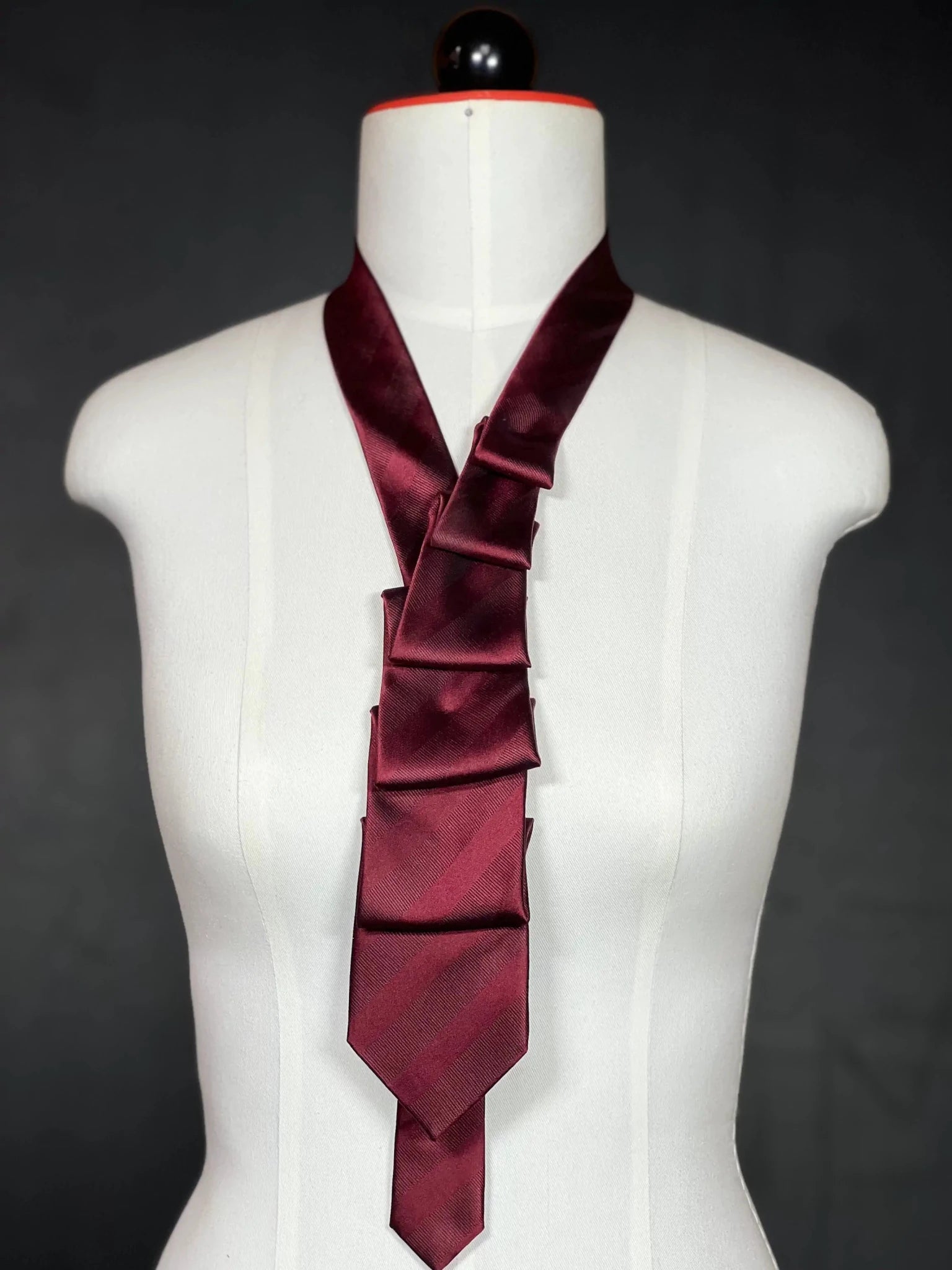 Schlipscollier „Burgundy Fold“ – Skulptur am Hals Schlipscollier - nachhaltige Mode und Accessoires von Beverly - Berlin