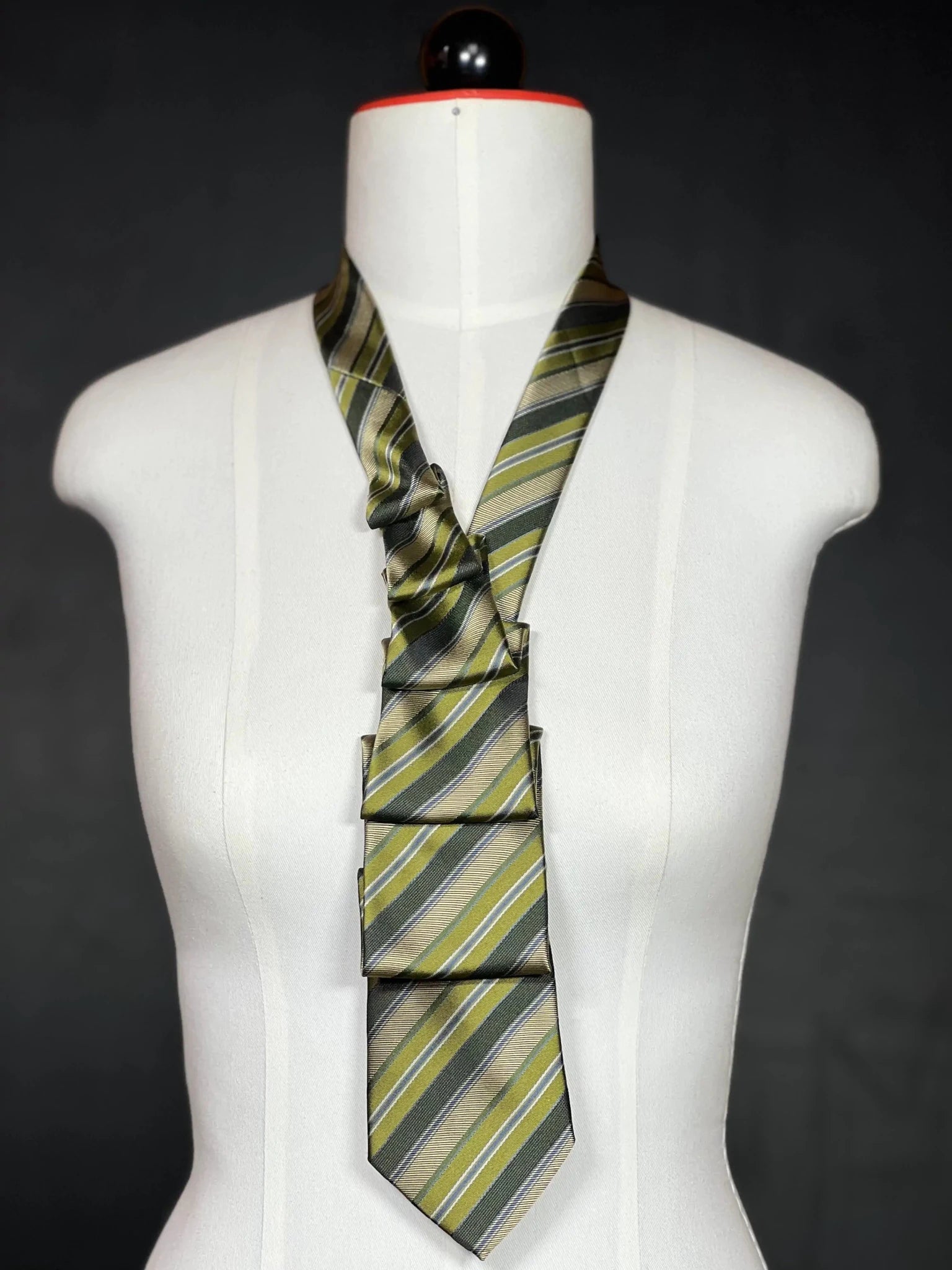 Schlipscollier „Emerald Stripe“ – Grafik. Falten. Attitüde. Schlipscollier - nachhaltige Mode und Accessoires von Beverly - Berlin