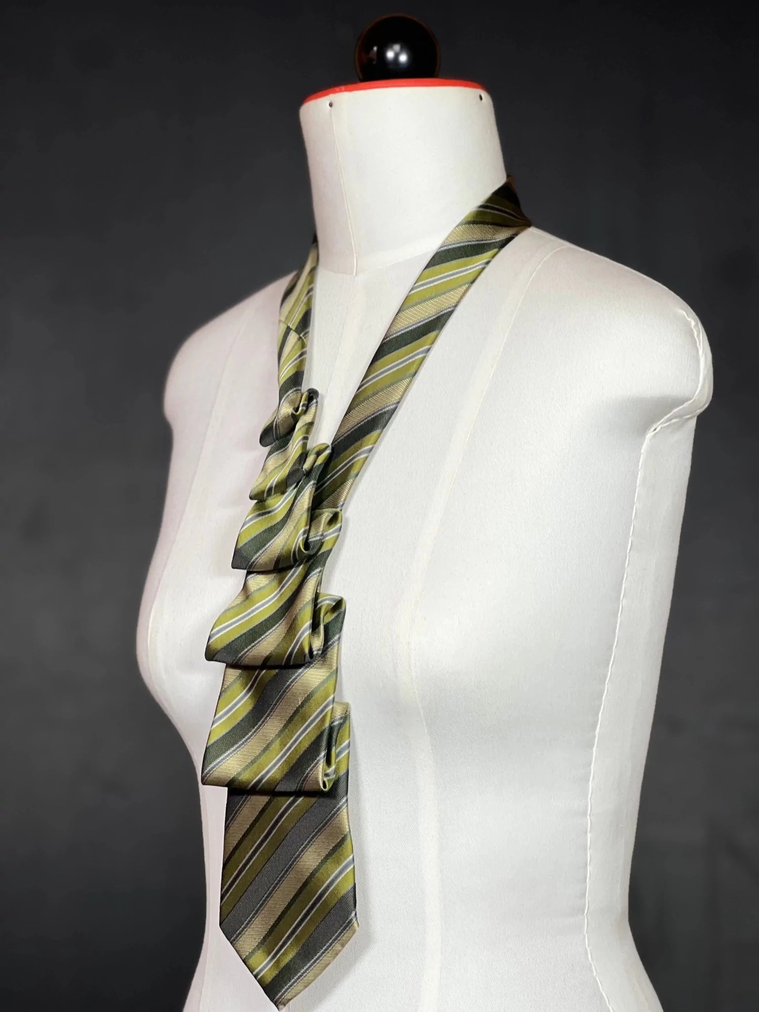 Schlipscollier „Emerald Stripe“ – Grafik. Falten. Attitüde. Schlipscollier - nachhaltige Mode und Accessoires von Beverly - Berlin