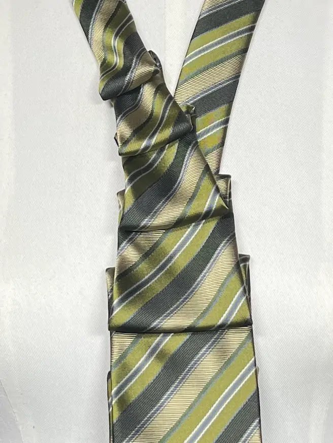 Schlipscollier „Emerald Stripe“ – Grafik. Falten. Attitüde. Schlipscollier - nachhaltige Mode und Accessoires von Beverly - Berlin