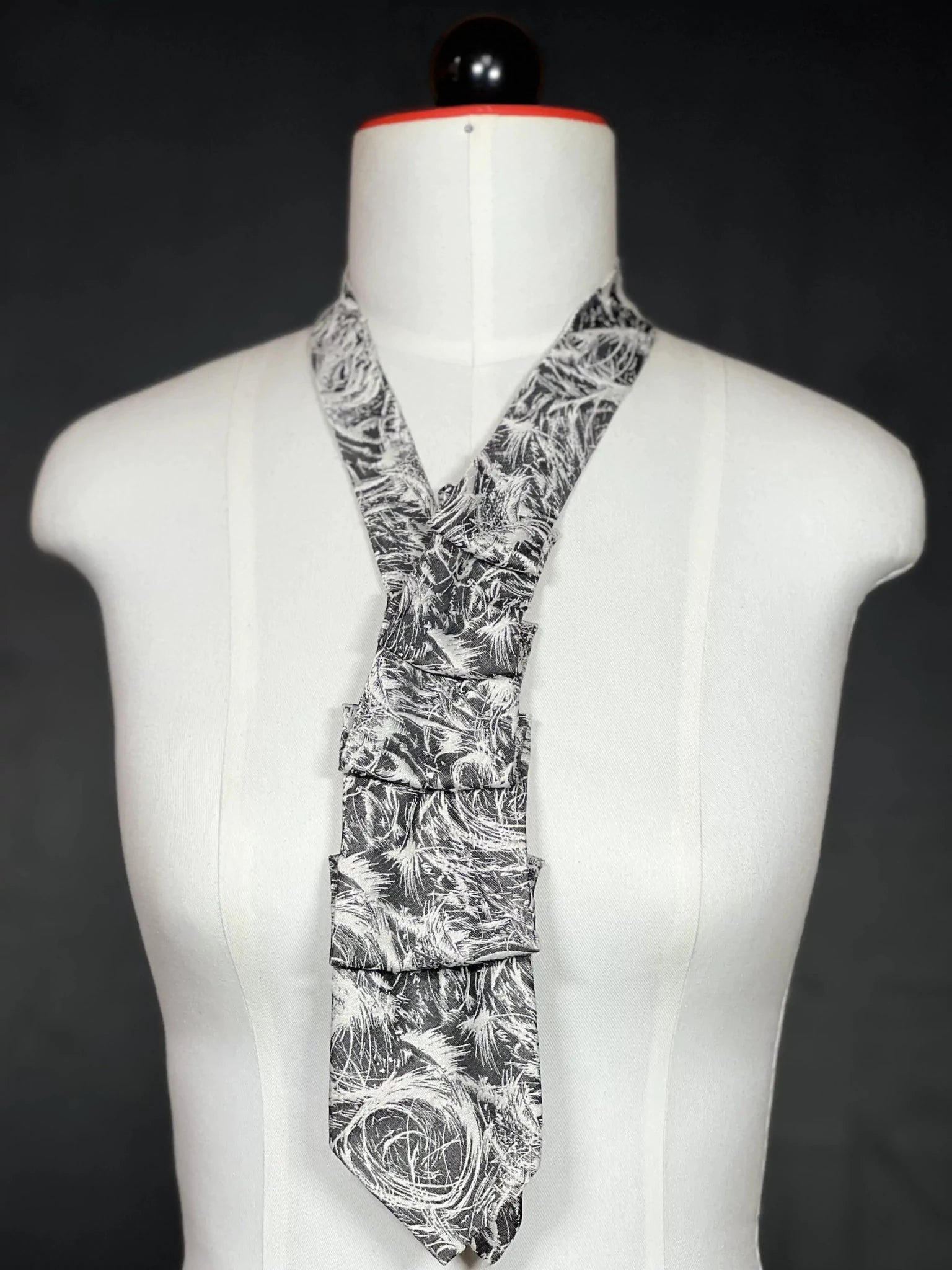 Schlipscollier „Feather Noir“ – Struktur. Bewegung. Eleganz Schlipscollier - nachhaltige Mode und Accessoires von Beverly - Berlin
