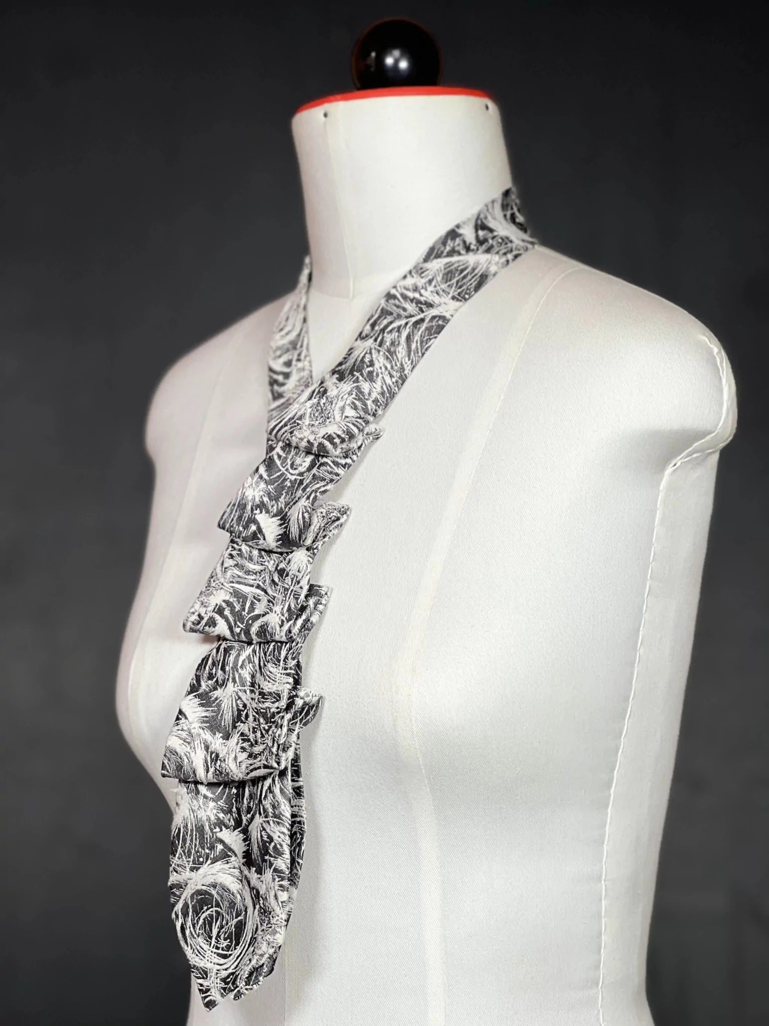 Schlipscollier „Feather Noir“ – Struktur. Bewegung. Eleganz Schlipscollier - nachhaltige Mode und Accessoires von Beverly - Berlin