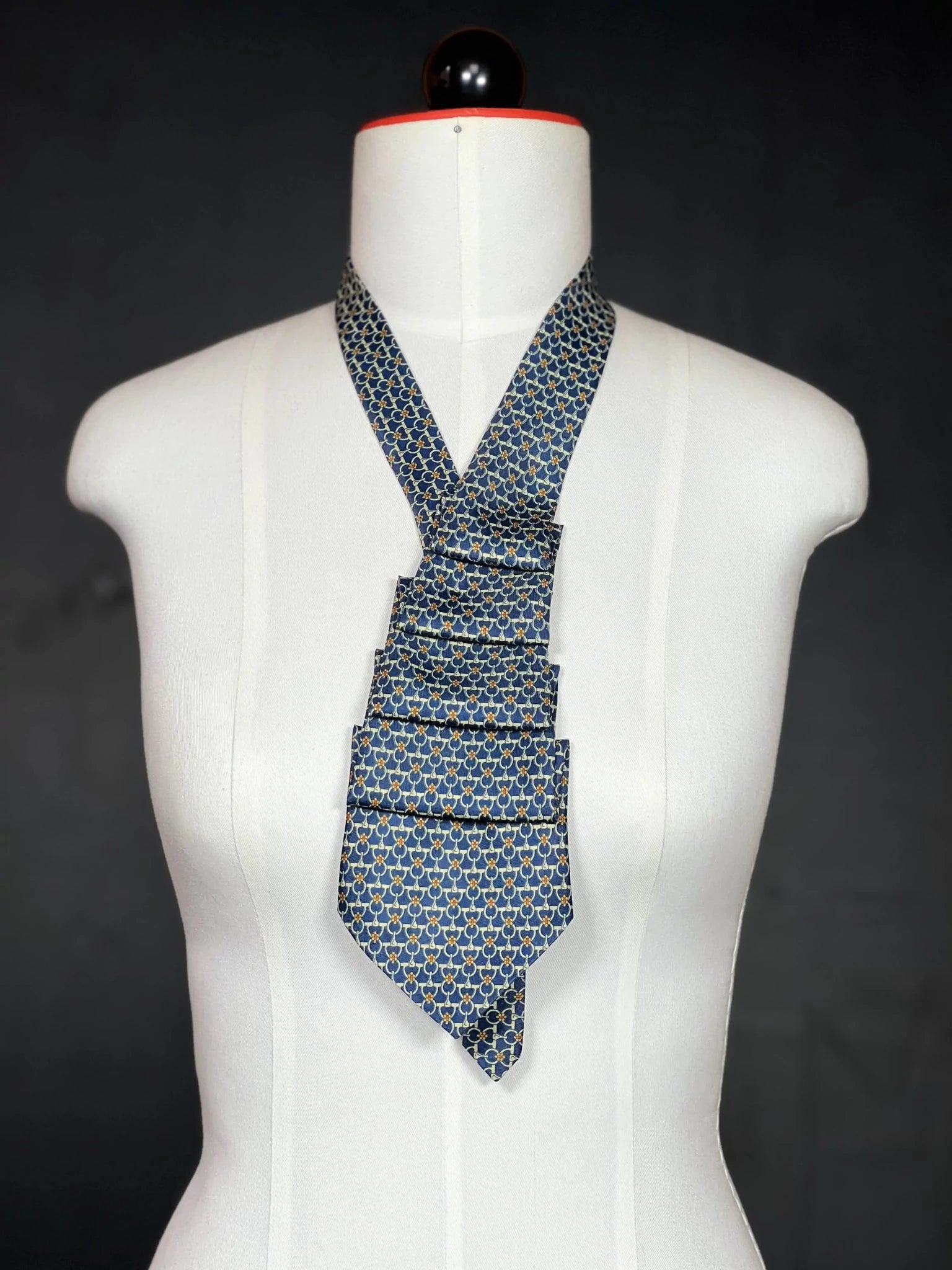 Schlipscollier „Gucci Bloom“ – Muster. Luxus. Haltung. Schlipscollier - nachhaltige Mode und Accessoires von Beverly - Berlin