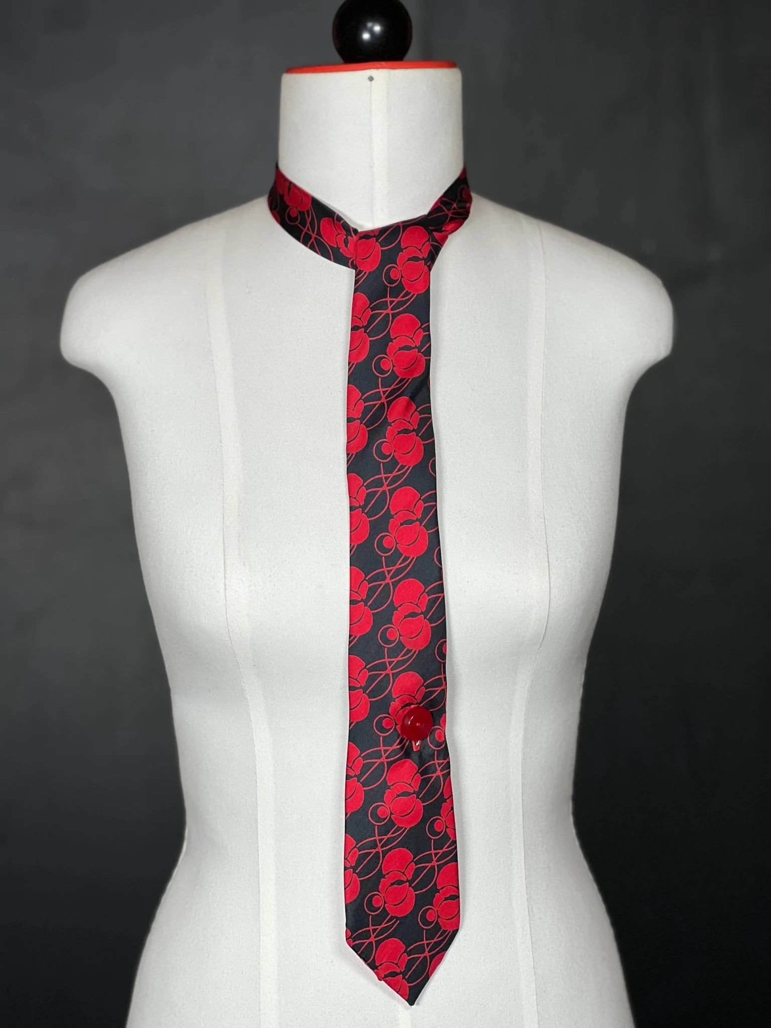 Schlipsschal „Bloody Chic“ – Schwarz. Rot. Kein Kompromiss. - nachhaltige Mode und Accessoires von Beverly - Berlin