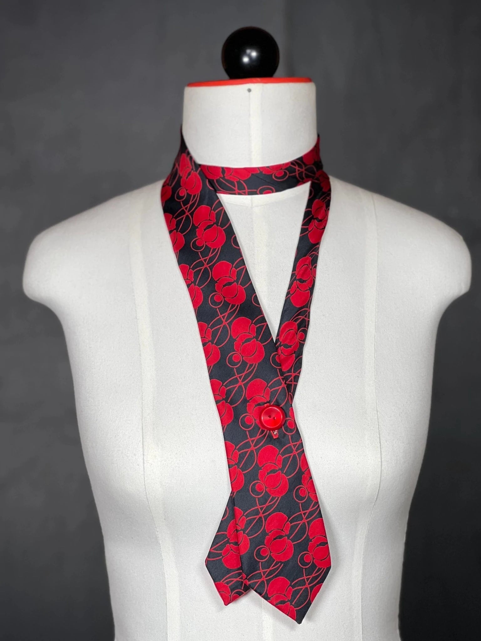 Schlipsschal „Bloody Chic“ – Schwarz. Rot. Kein Kompromiss. - nachhaltige Mode und Accessoires von Beverly - Berlin