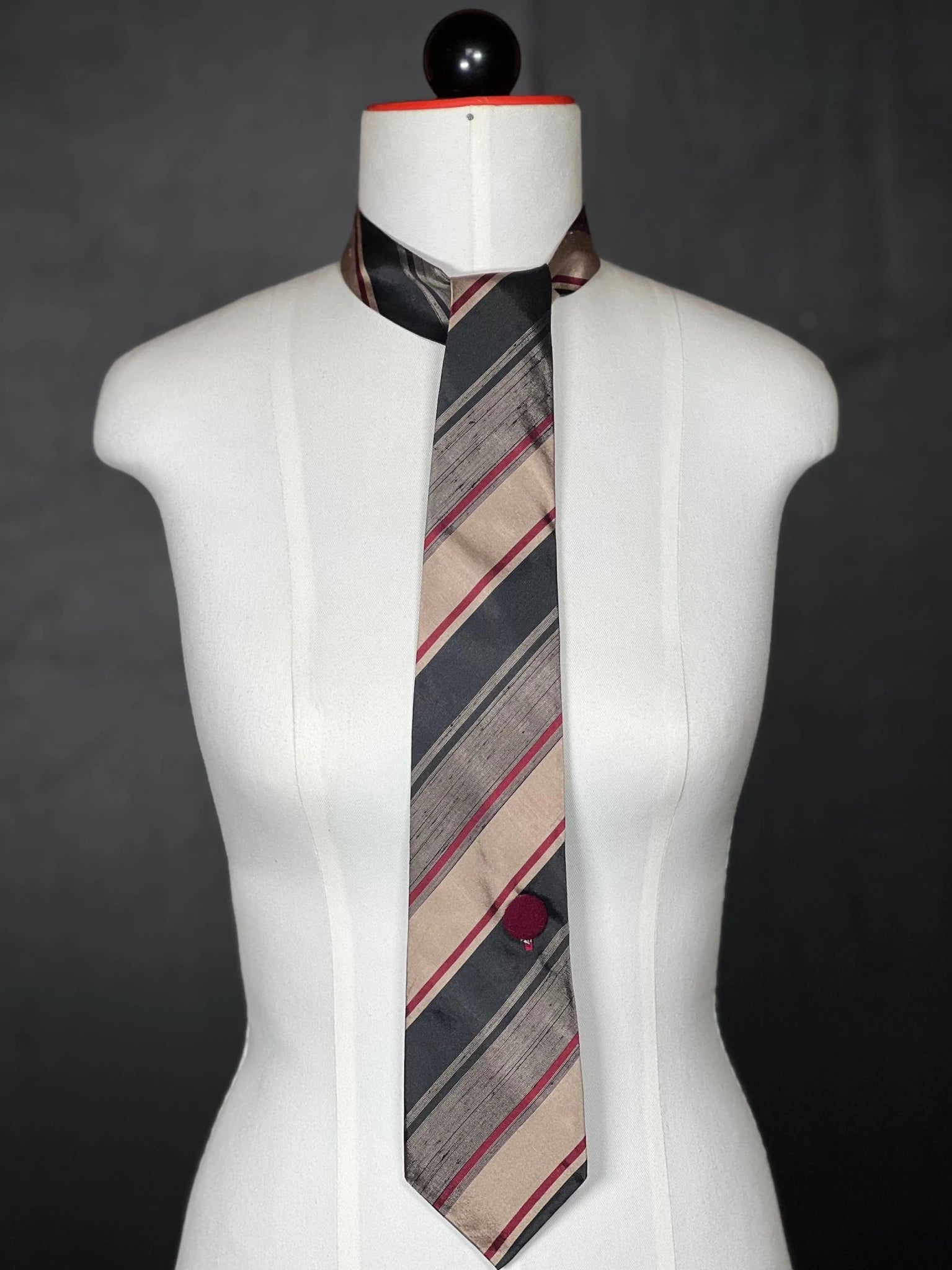 Schlipsschal „Burgundy Stripe“ – Edles Upcycling mit Streifendesign - nachhaltige Mode und Accessoires von Beverly - Berlin