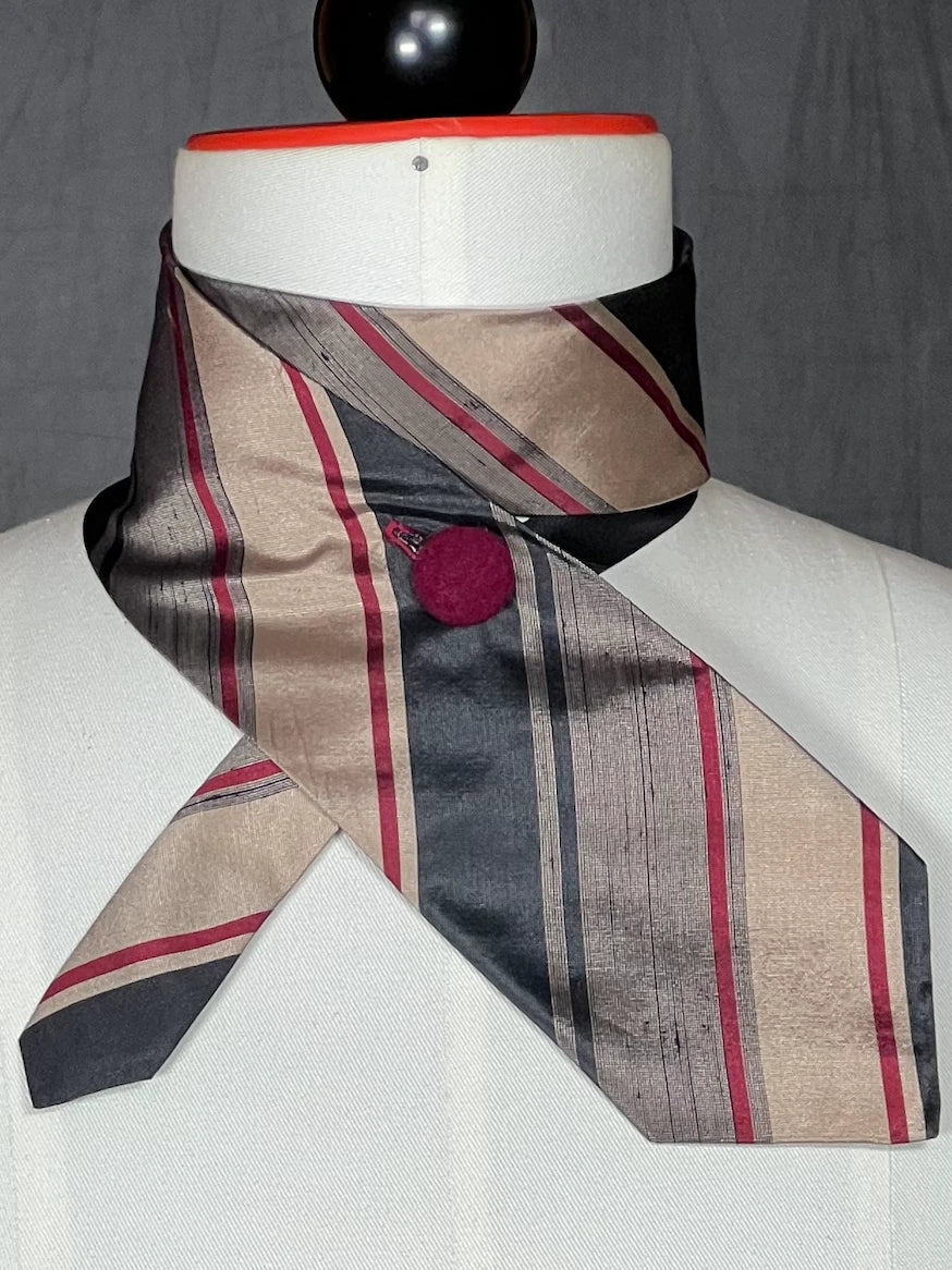 Schlipsschal „Burgundy Stripe“ – Edles Upcycling mit Streifendesign - nachhaltige Mode und Accessoires von Beverly - Berlin