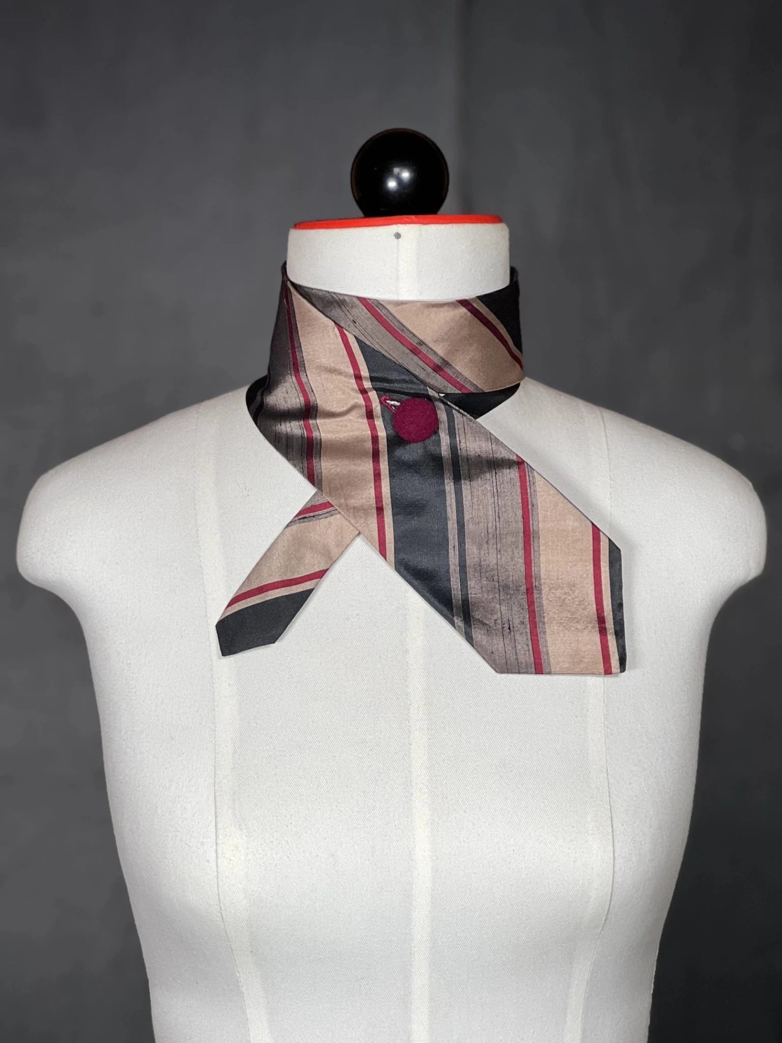 Schlipsschal „Burgundy Stripe“ – Edles Upcycling mit Streifendesign - nachhaltige Mode und Accessoires von Beverly - Berlin