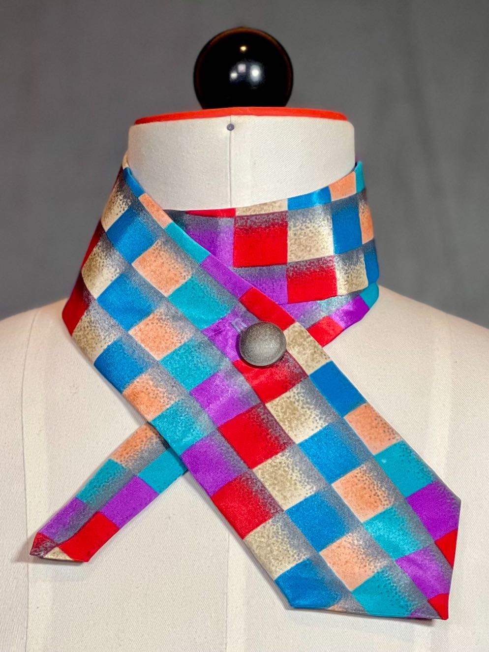 Schlipsschal „Chromatic Square“ – extravagantes Einzelstück - nachhaltige Mode und Accessoires von Beverly - Berlin