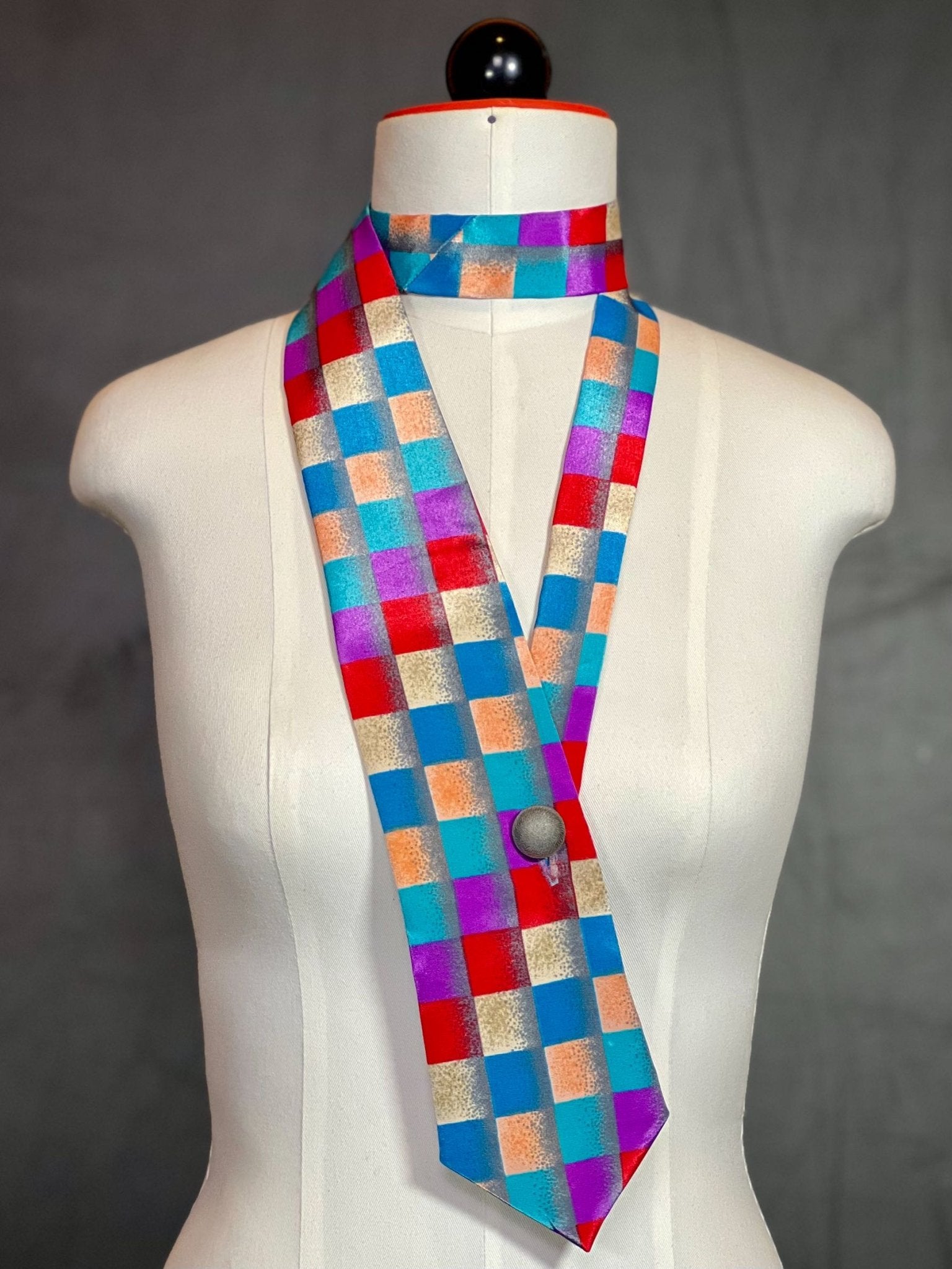 Schlipsschal „Chromatic Square“ – extravagantes Einzelstück - nachhaltige Mode und Accessoires von Beverly - Berlin