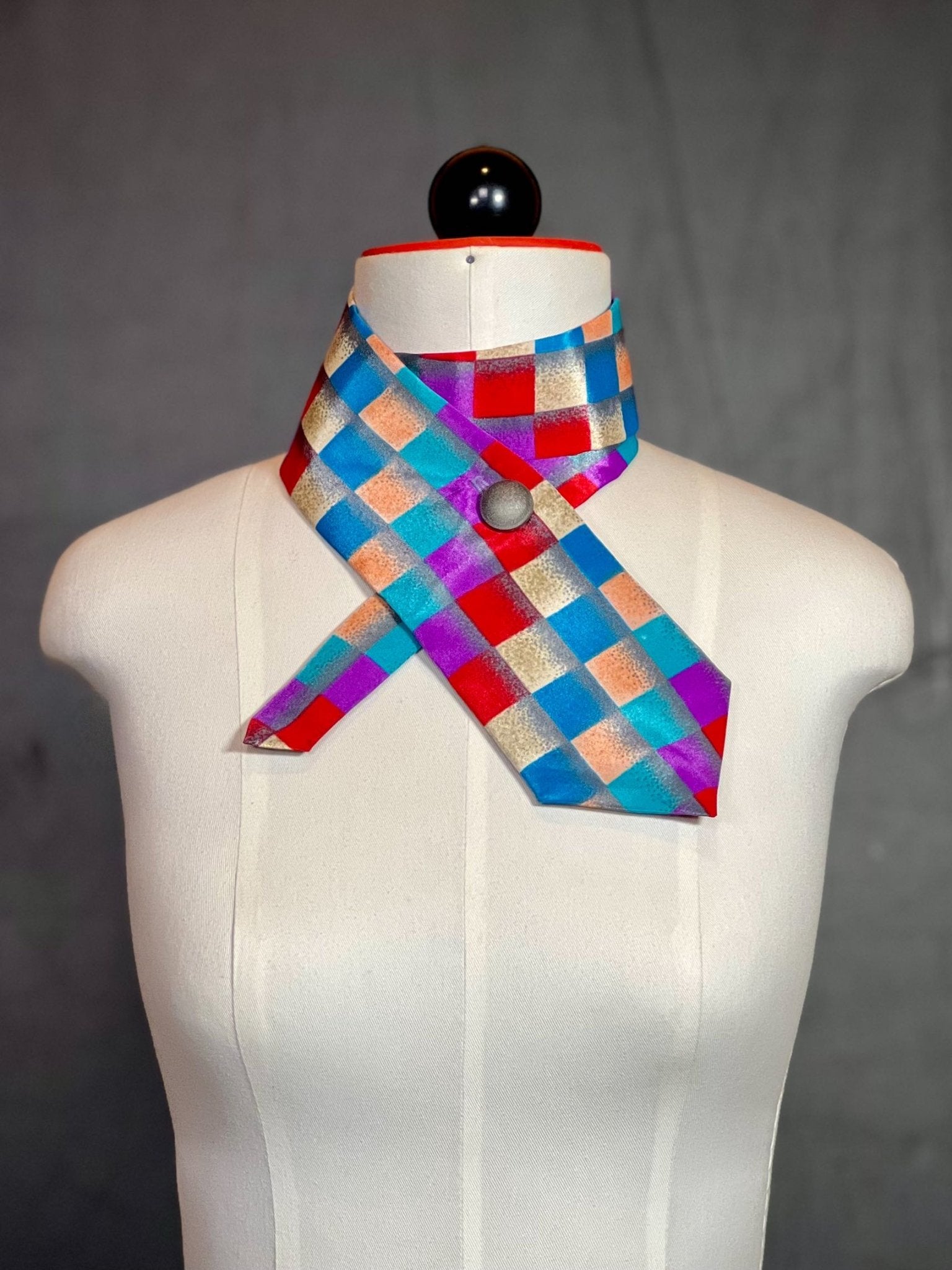 Schlipsschal „Chromatic Square“ – extravagantes Einzelstück - nachhaltige Mode und Accessoires von Beverly - Berlin