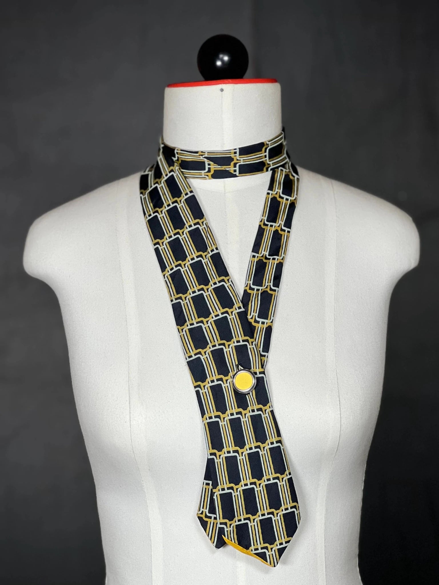 Schlipsschal „Geometric Silk“ – Seide mit modernem Twist - nachhaltige Mode und Accessoires von Beverly - Berlin