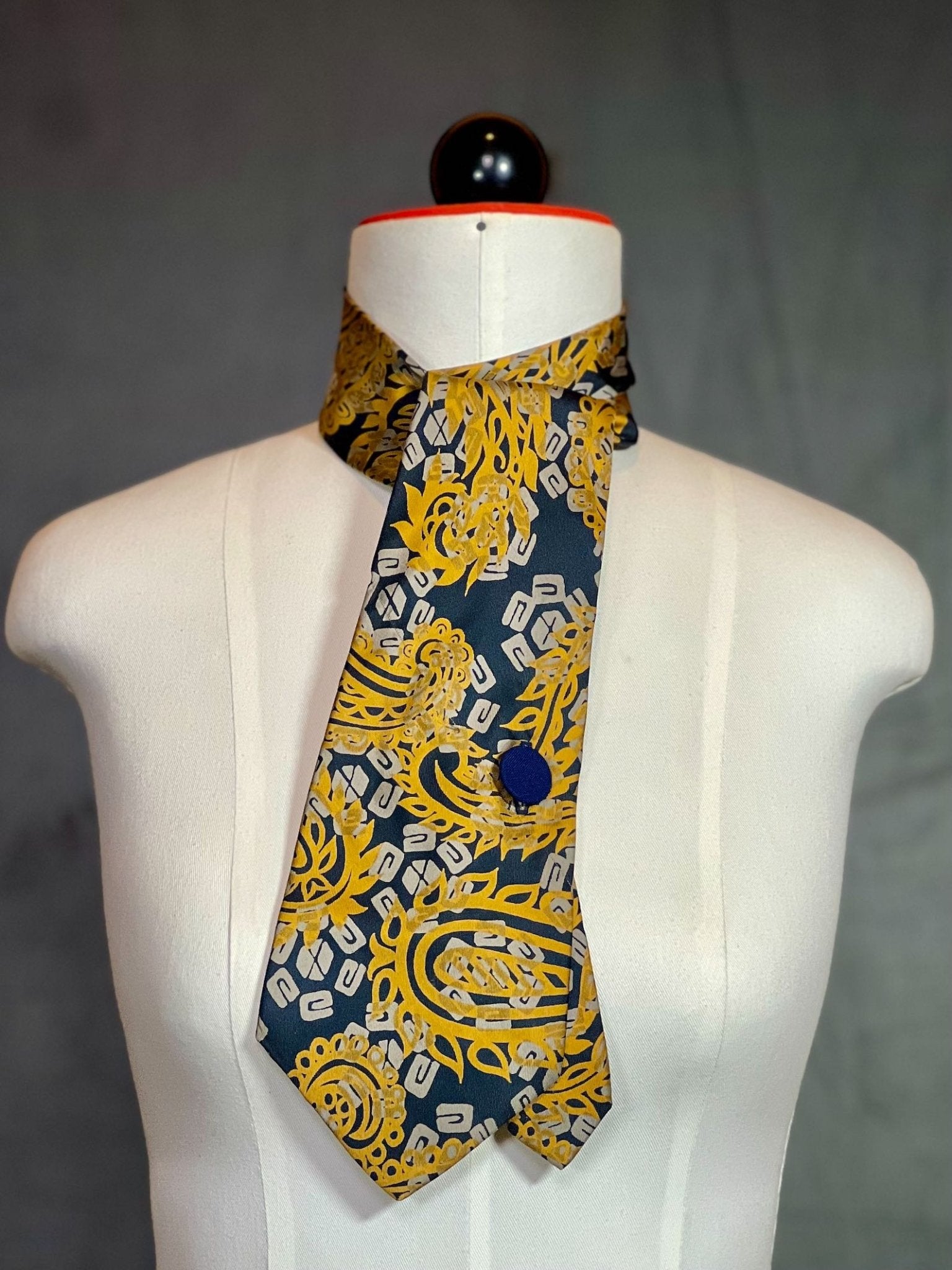 Schlipsschal Golden Paisley – Soft Silk, Strong Statement - nachhaltige Mode und Accessoires von Beverly - Berlin