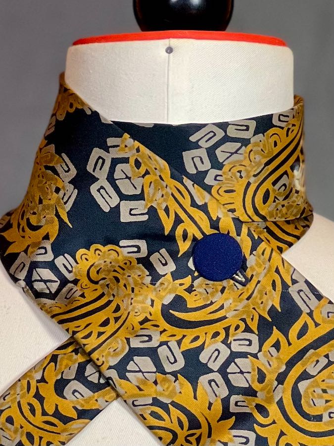 Schlipsschal Golden Paisley – Soft Silk, Strong Statement - nachhaltige Mode und Accessoires von Beverly - Berlin