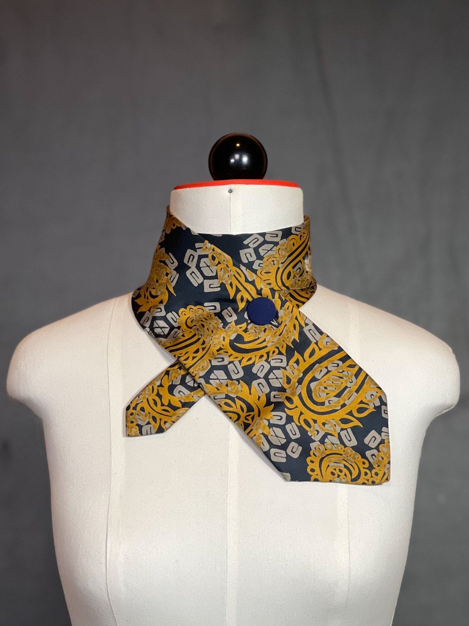 Schlipsschal Golden Paisley – Soft Silk, Strong Statement - nachhaltige Mode und Accessoires von Beverly - Berlin