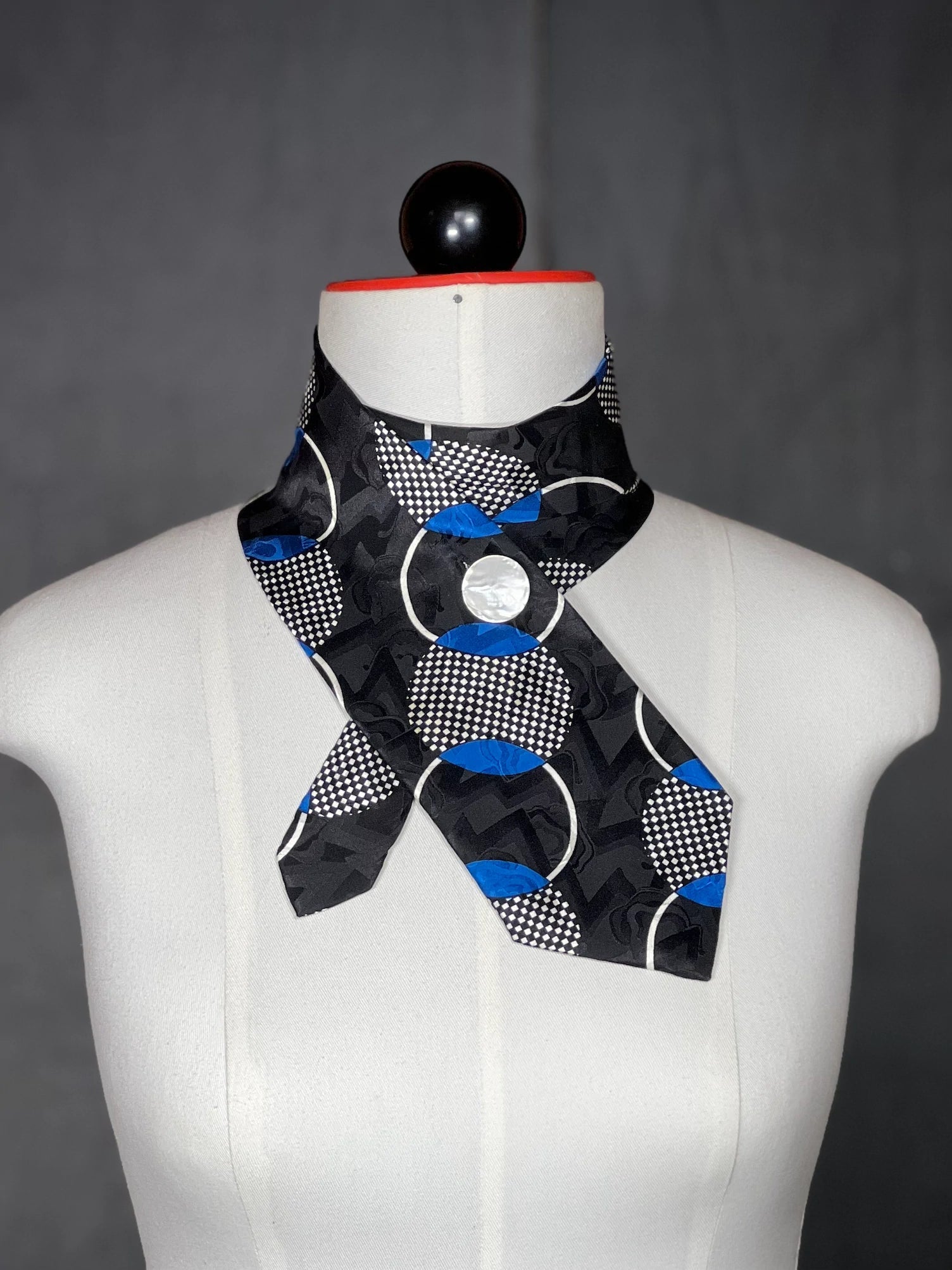 Schlipsschal „Graphic Noir“ – Upcycling Seidenschal mit Perlmutt - Knopf - nachhaltige Mode und Accessoires von Beverly - Berlin