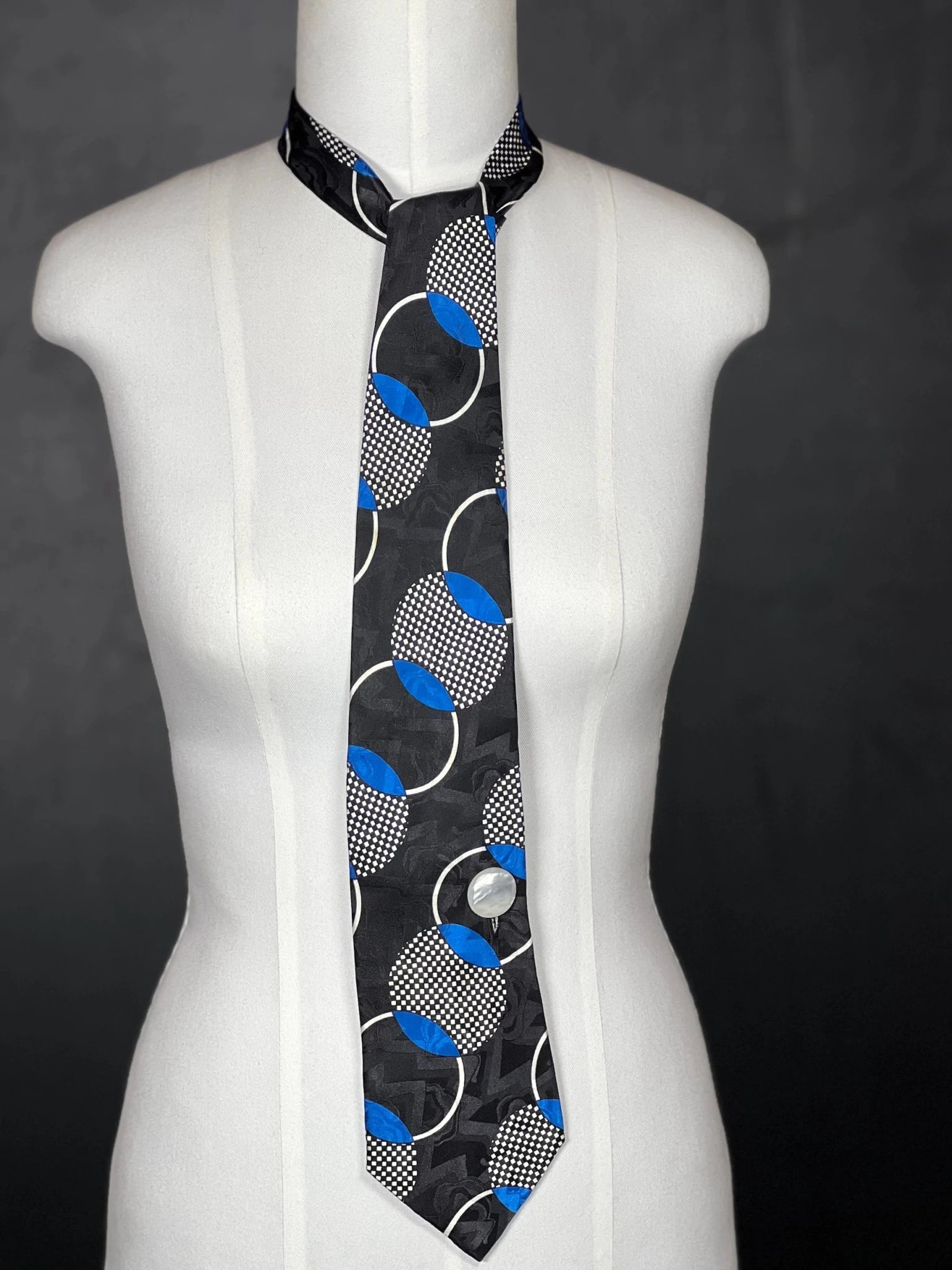 Schlipsschal „Graphic Noir“ – Upcycling Seidenschal mit Perlmutt - Knopf - nachhaltige Mode und Accessoires von Beverly - Berlin