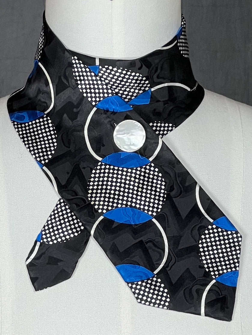 Schlipsschal „Graphic Noir“ – Upcycling Seidenschal mit Perlmutt - Knopf - nachhaltige Mode und Accessoires von Beverly - Berlin