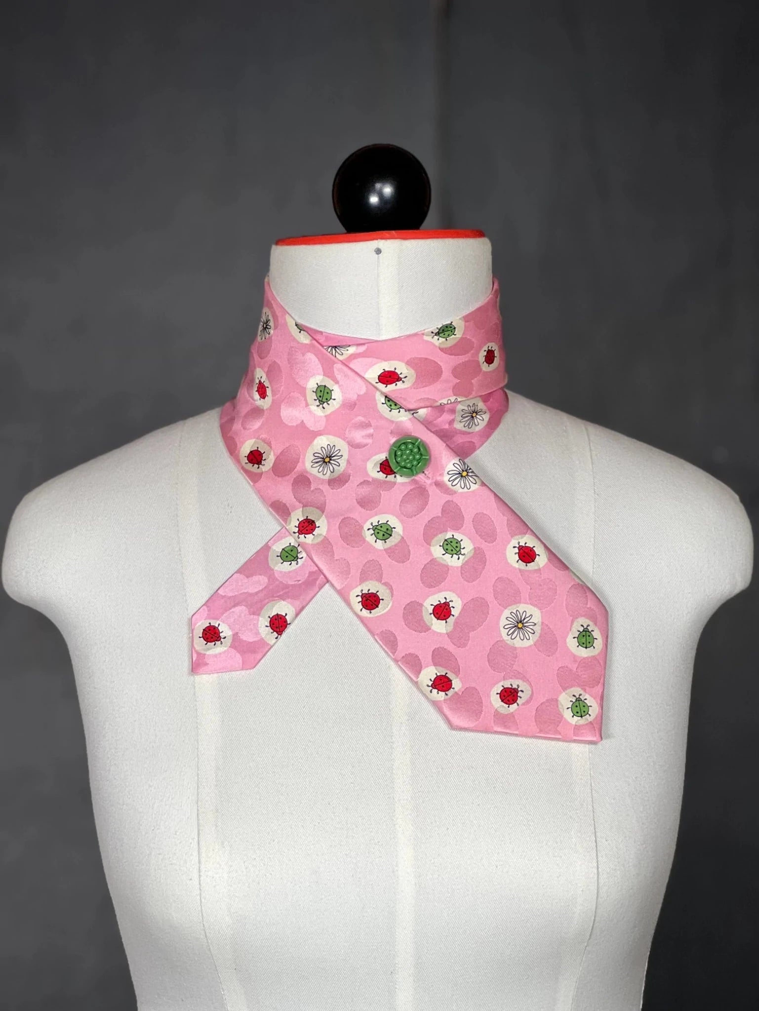 Schlipsschal „Ladybug Love“ – Rosarot. Verspielt. Einzigartig. - nachhaltige Mode und Accessoires von Beverly - Berlin