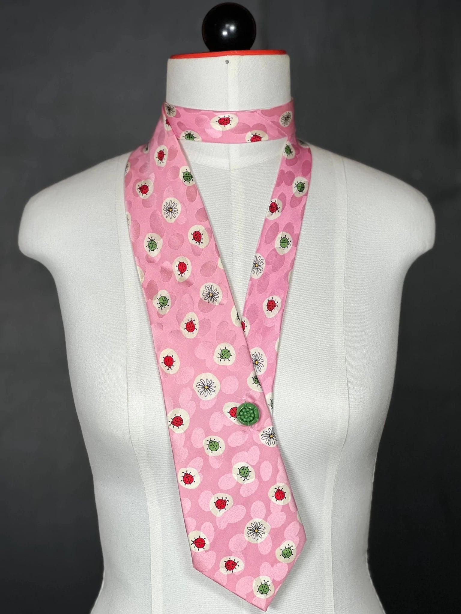 Schlipsschal „Ladybug Love“ – Rosarot. Verspielt. Einzigartig. - nachhaltige Mode und Accessoires von Beverly - Berlin