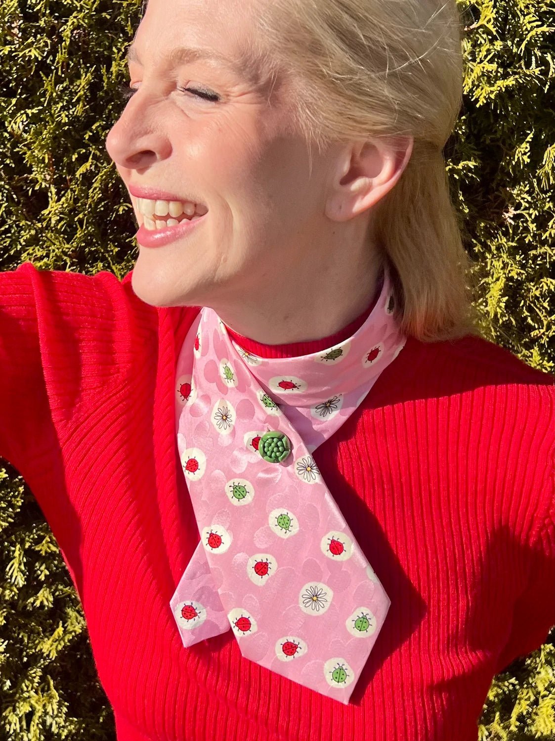 Schlipsschal „Ladybug Love“ – Rosarot. Verspielt. Einzigartig. - nachhaltige Mode und Accessoires von Beverly - Berlin