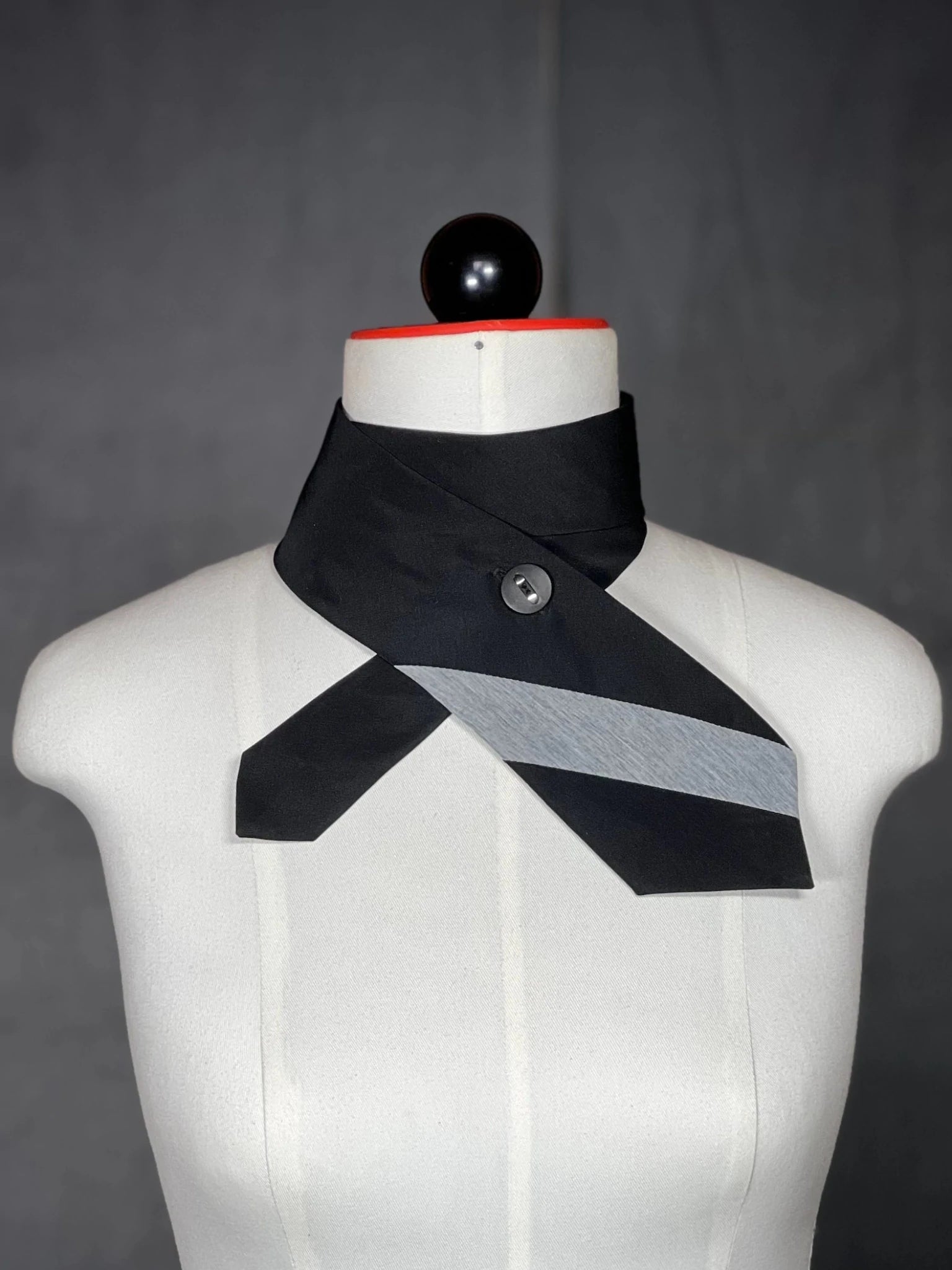 Schlipsschal „No Compromise“ – Schwarz. Grau. Attitüde. - nachhaltige Mode und Accessoires von Beverly - Berlin