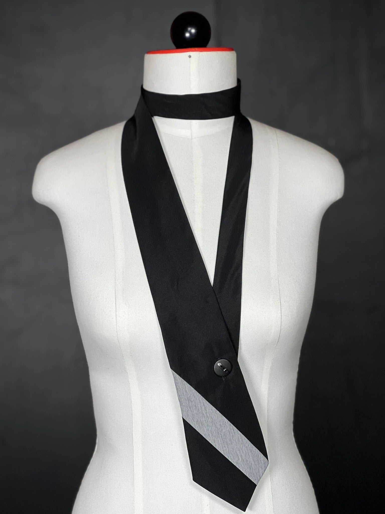 Schlipsschal „No Compromise“ – Schwarz. Grau. Attitüde. - nachhaltige Mode und Accessoires von Beverly - Berlin