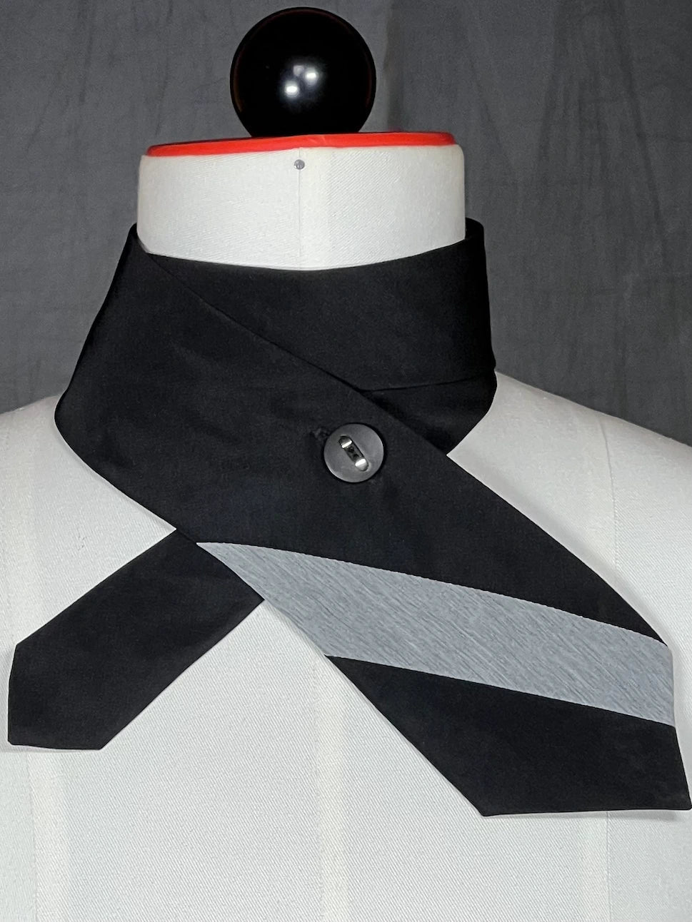 Schlipsschal „No Compromise“ – Schwarz. Grau. Attitüde. - nachhaltige Mode und Accessoires von Beverly - Berlin