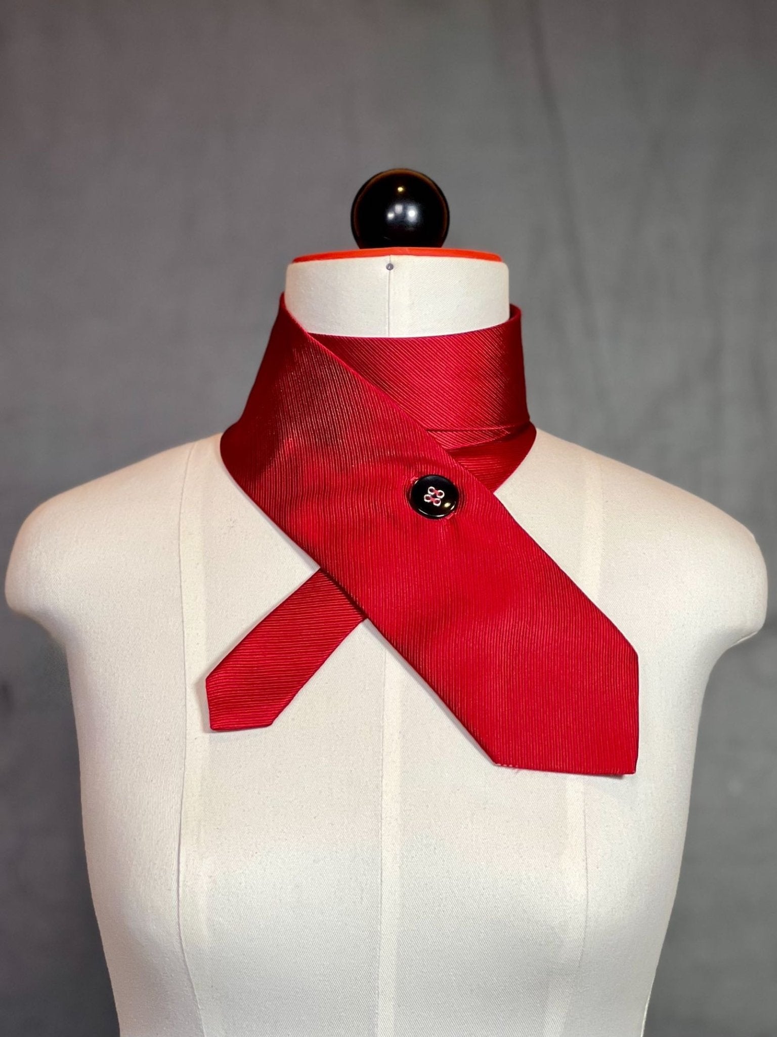 Schlipsschal Red Pulse – einfarbig, kraftvoll, einzigartig - nachhaltige Mode und Accessoires von Beverly - Berlin