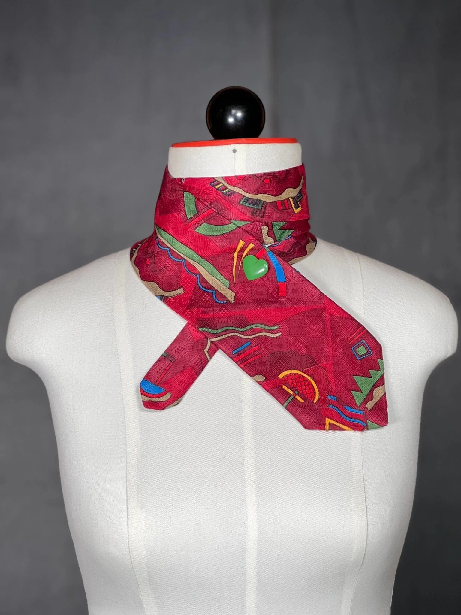 Schlipsschal „Retro Love“ – Upcycling aus Krawatten mit Statement - nachhaltige Mode und Accessoires von Beverly - Berlin