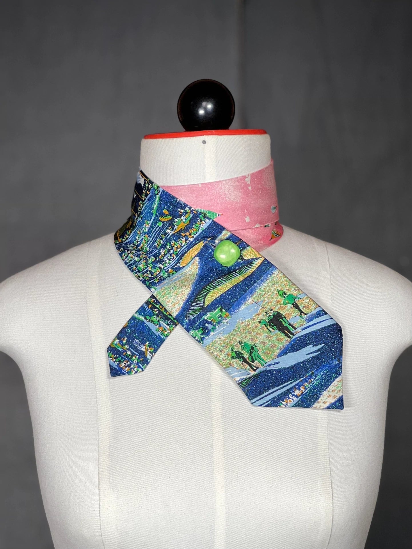 Schlipsschal „Retro Motion“ – Vintage Sports Statement aus Seide - nachhaltige Mode und Accessoires von Beverly - Berlin