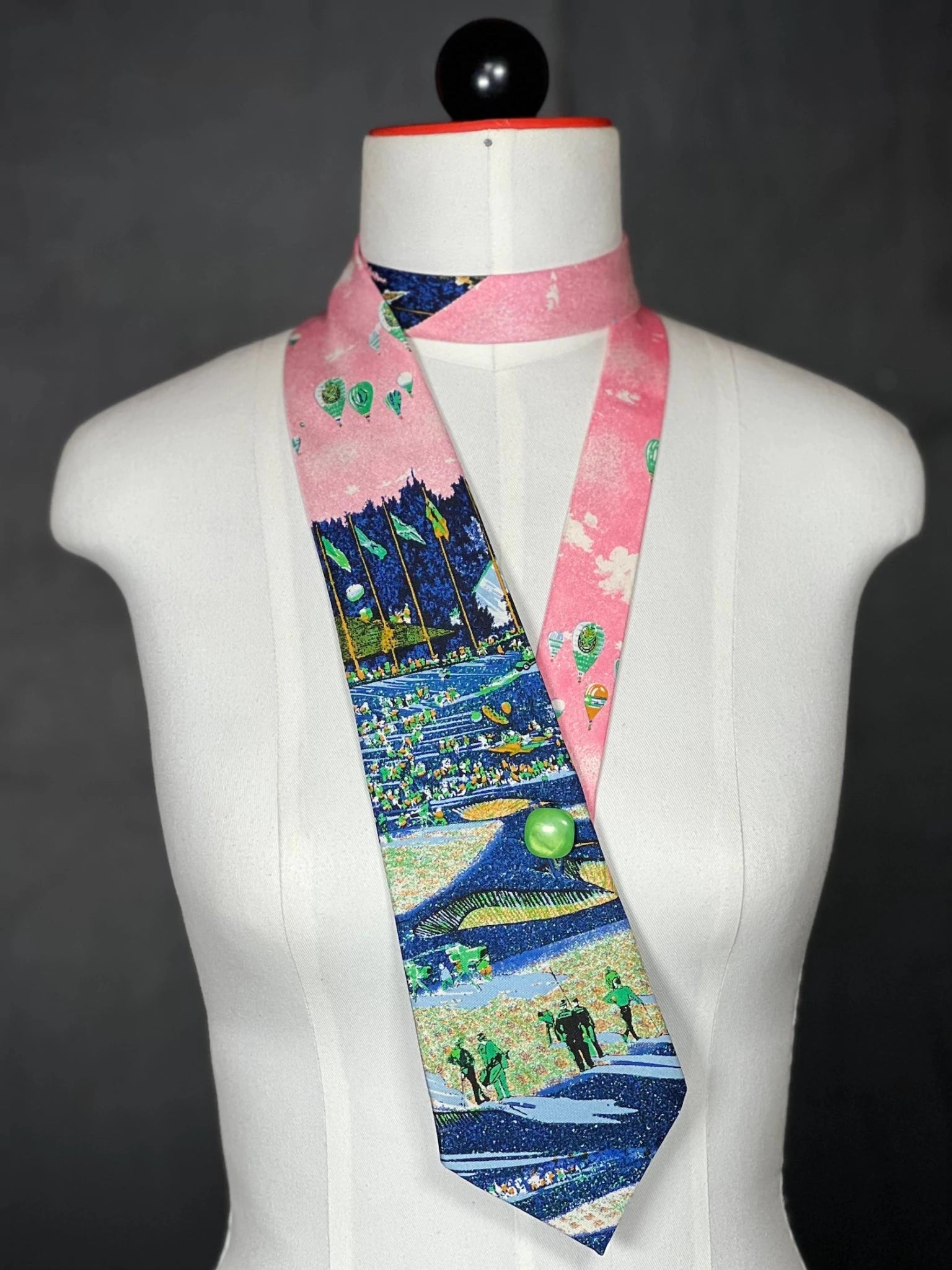 Schlipsschal „Retro Motion“ – Vintage Sports Statement aus Seide - nachhaltige Mode und Accessoires von Beverly - Berlin