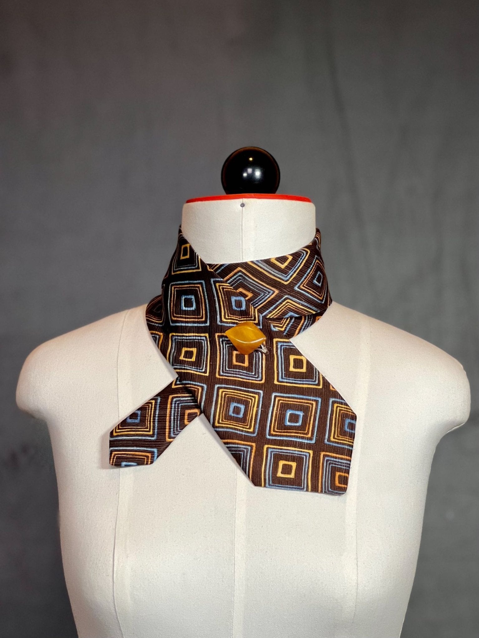 Schlipsschal Seventies Silk – Retro - Grafik & edle Seide - nachhaltige Mode und Accessoires von Beverly - Berlin