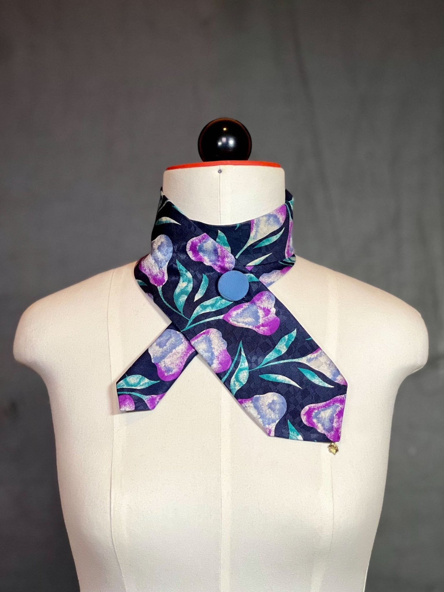 Schlipsschal Twilight Bloom – weich, farbig & vielseitig - nachhaltige Mode und Accessoires von Beverly - Berlin