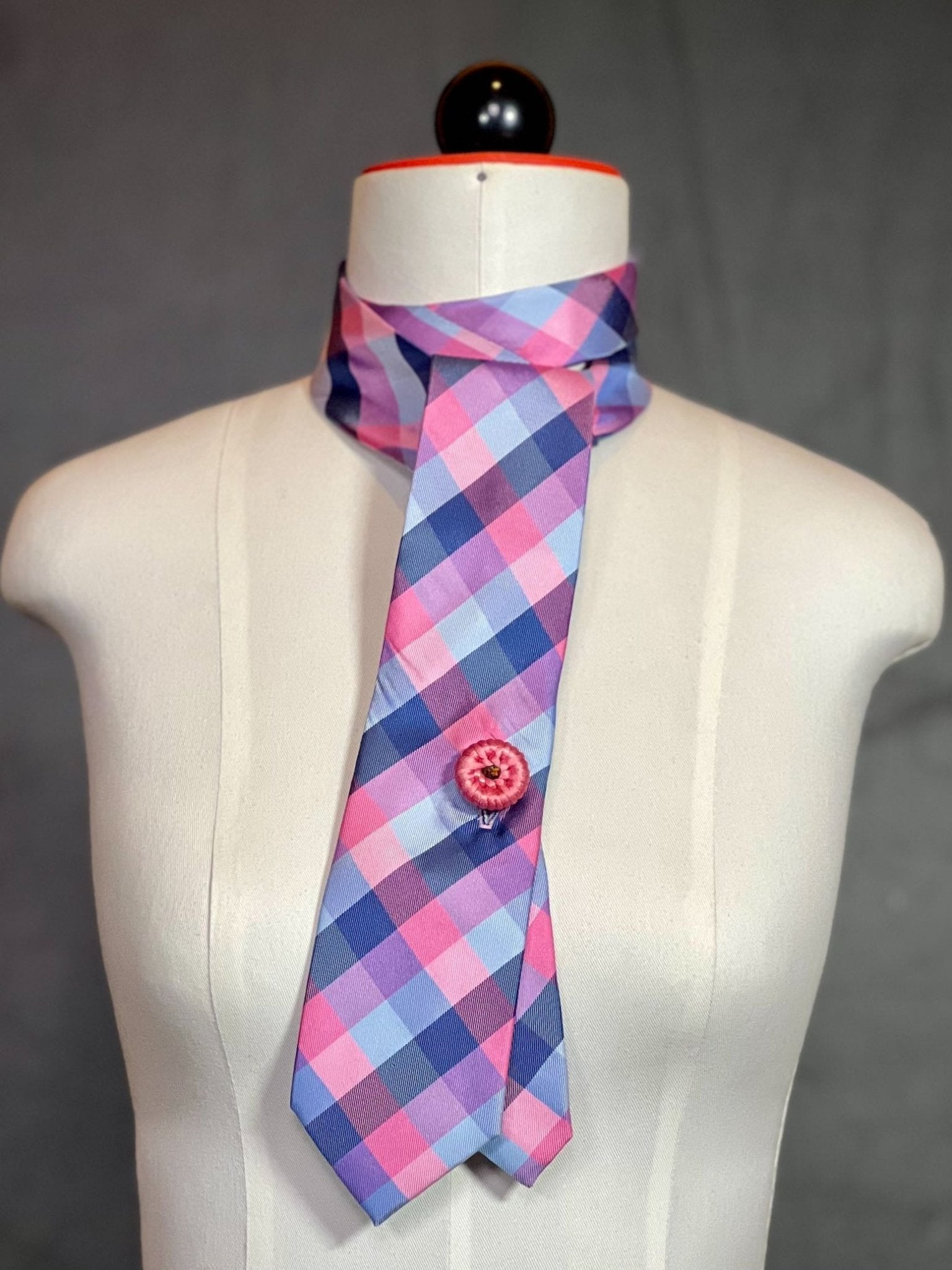 Schlipsschal Vivid Check – knallige Seide & Statement - Knopf - nachhaltige Mode und Accessoires von Beverly - Berlin