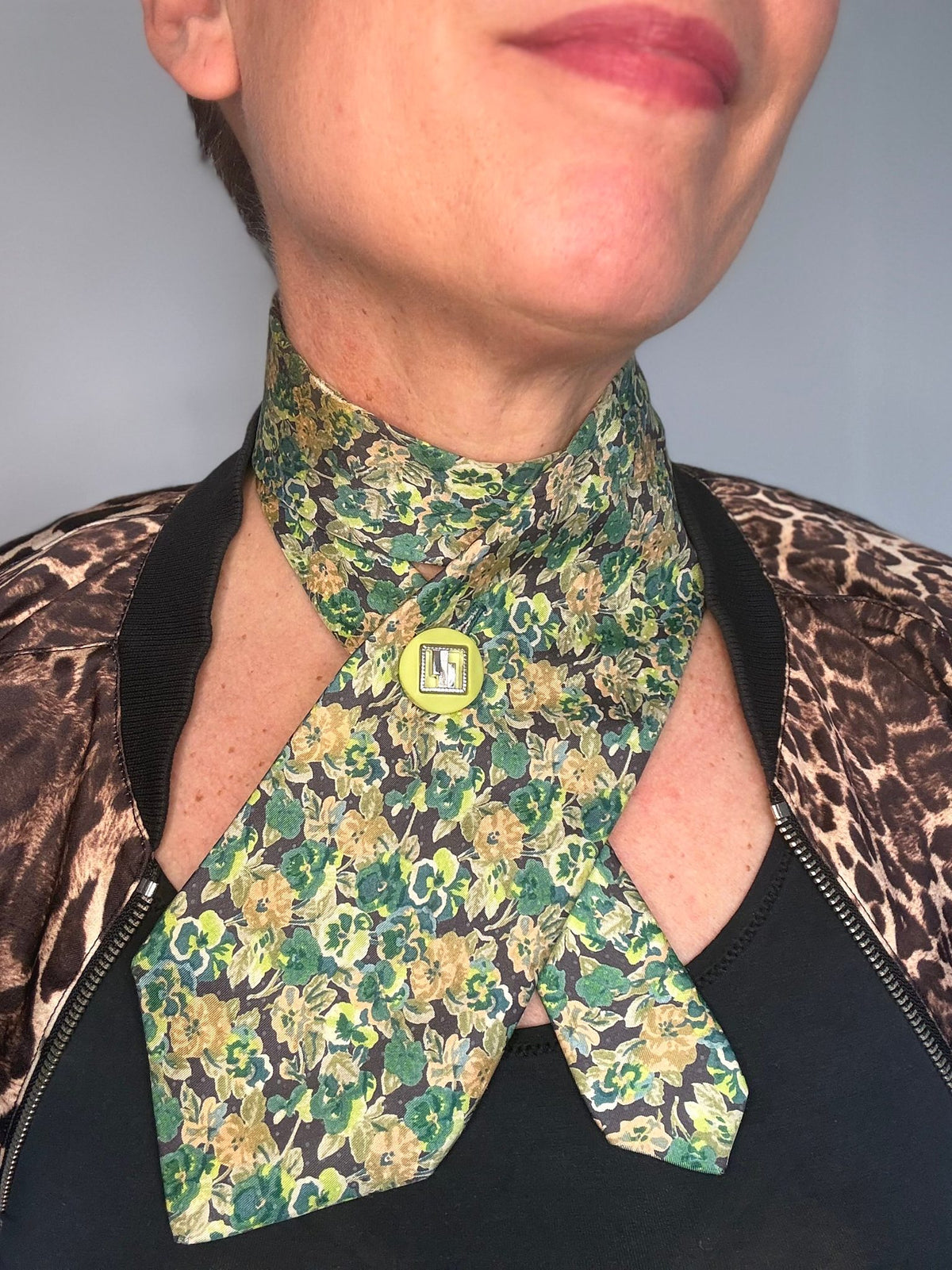 Schlipsschal Moss Garden getragen zu Leoparden-Jacke, über Kreuz geschlossen mit hellgrünem Vintage-Knopf