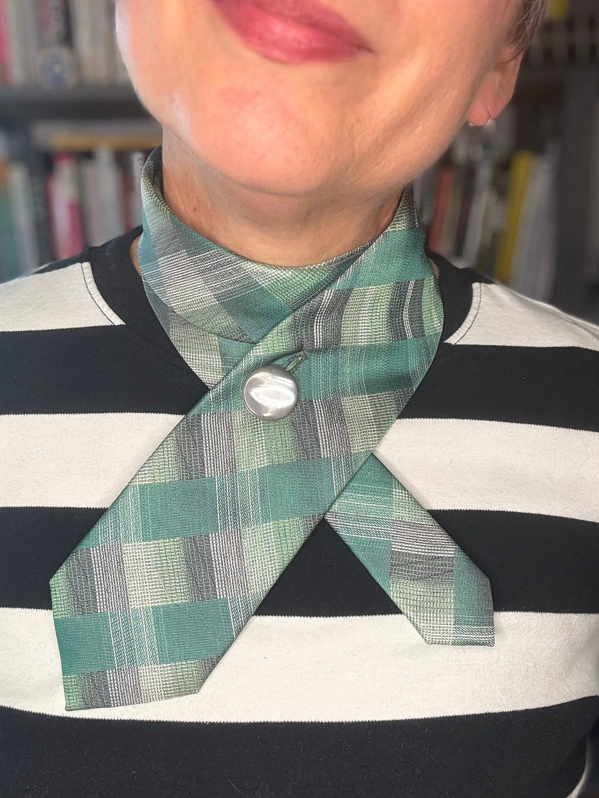 Schlipsschal Jade Karo getragen zu schwarz-weiß geringeltem Shirt, über Kreuz geschlossen mit Perlmuttknopf