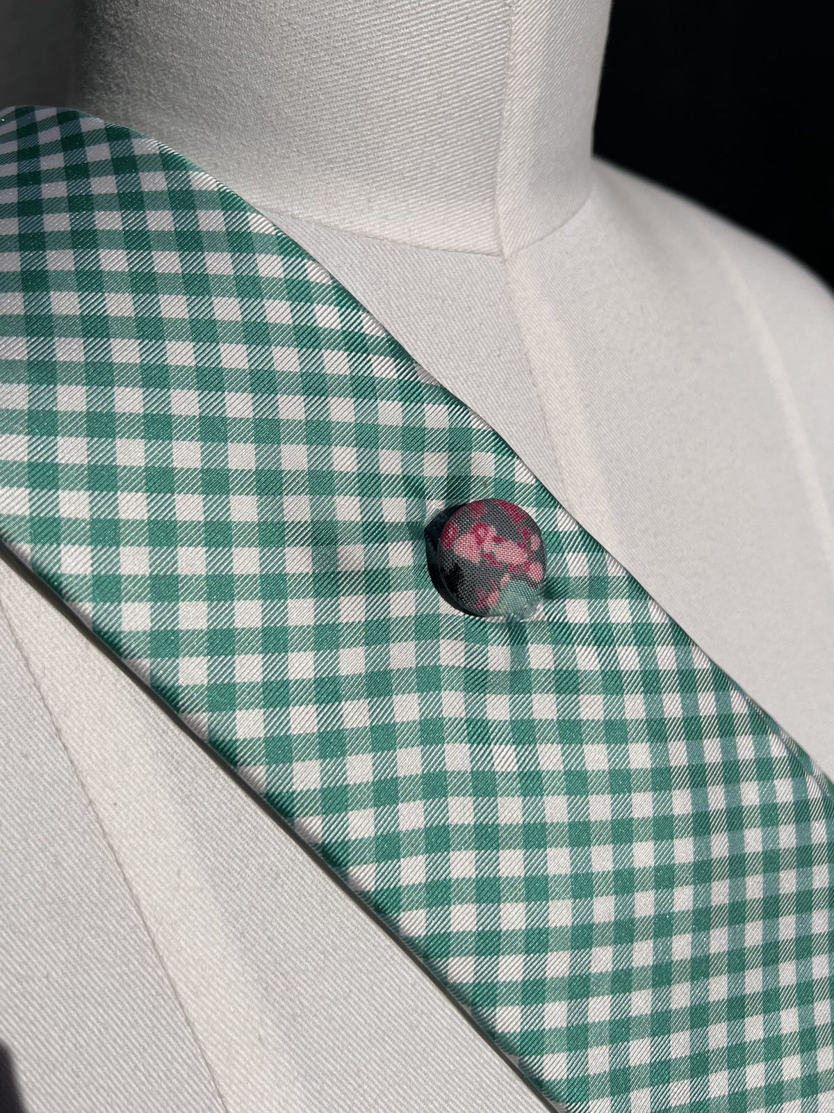 Detail: rosé Vintage-Knopf auf grün-weißem Vichykaro