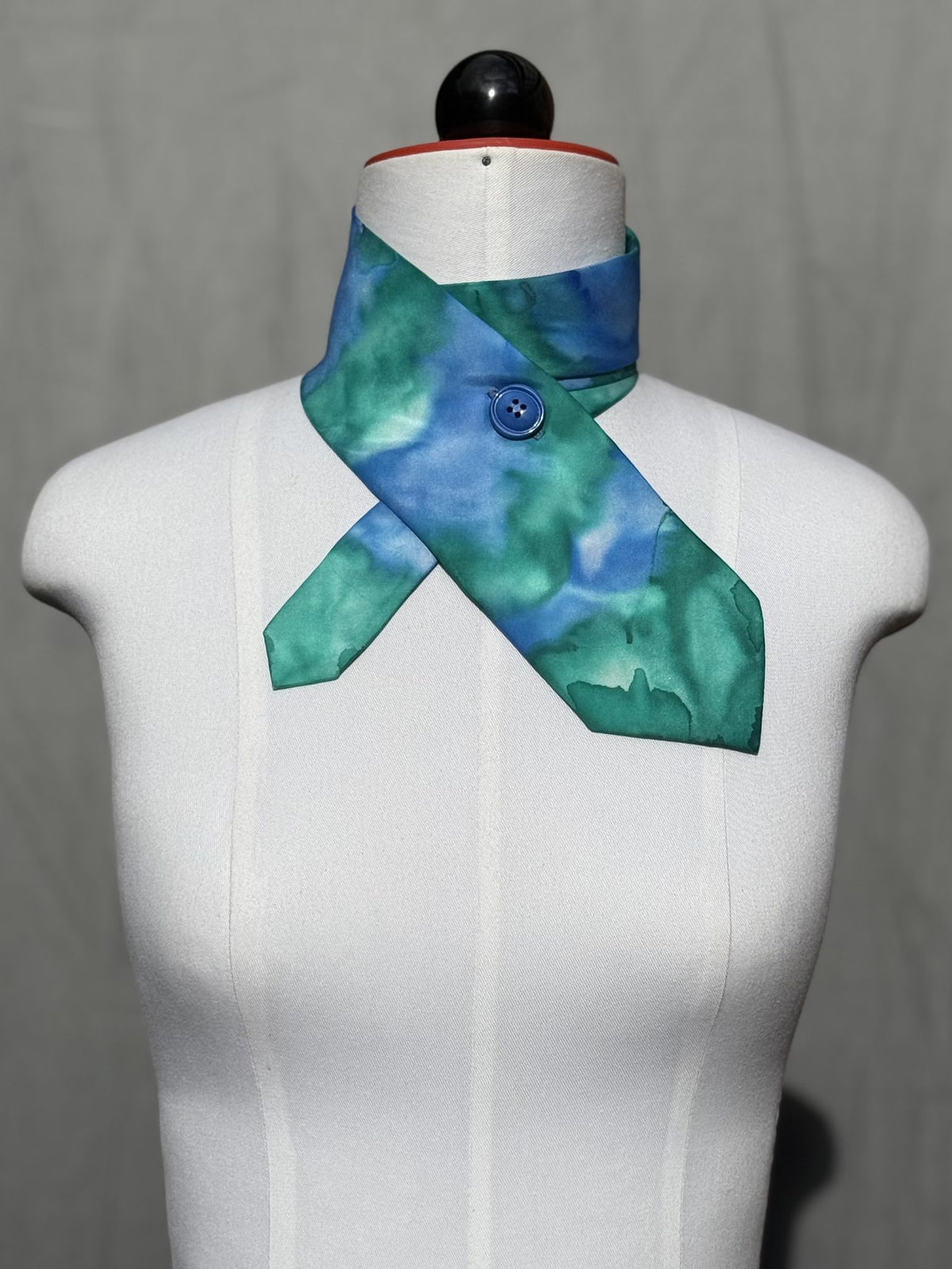 Schlipsschal Lagune mit Batikmuster in Blau und Grün an der Schneiderpuppe, Frontansicht