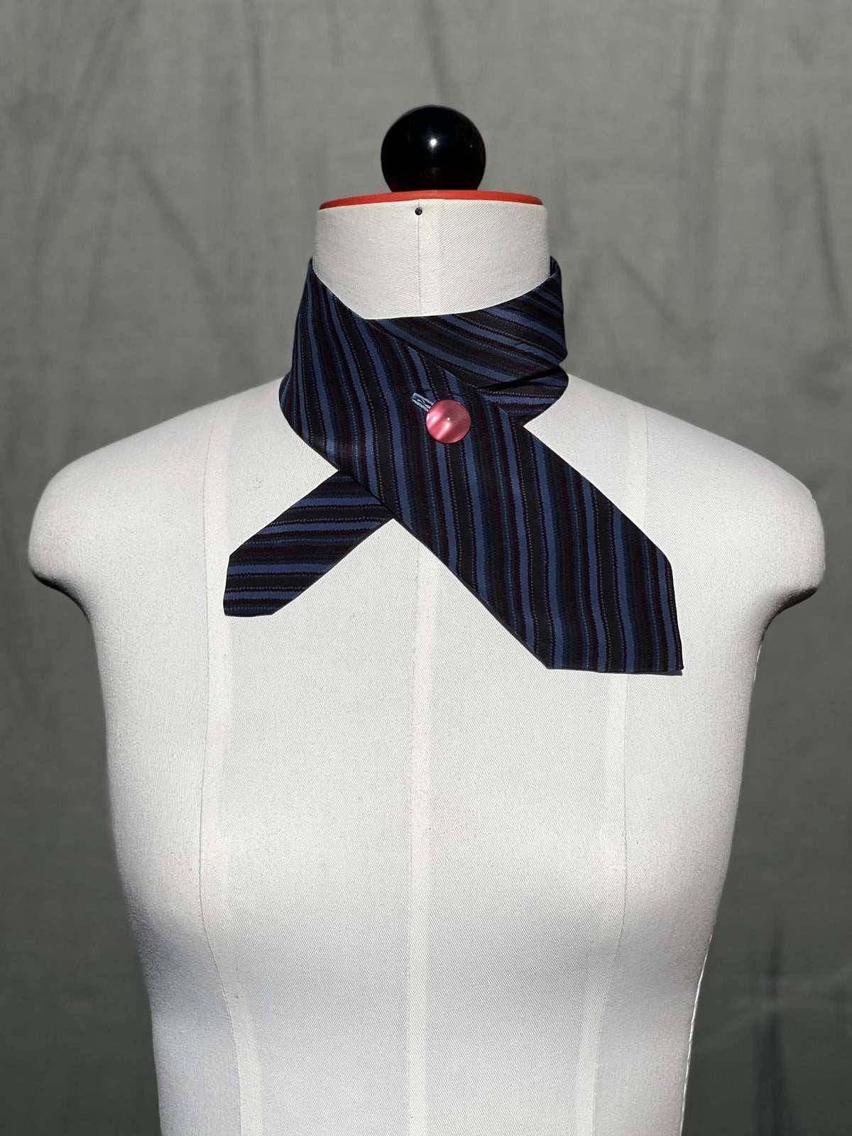 Schlipsschal Pinstripe Pop in Navy mit feinen lila Streifen an der Schneiderpuppe, Frontansicht