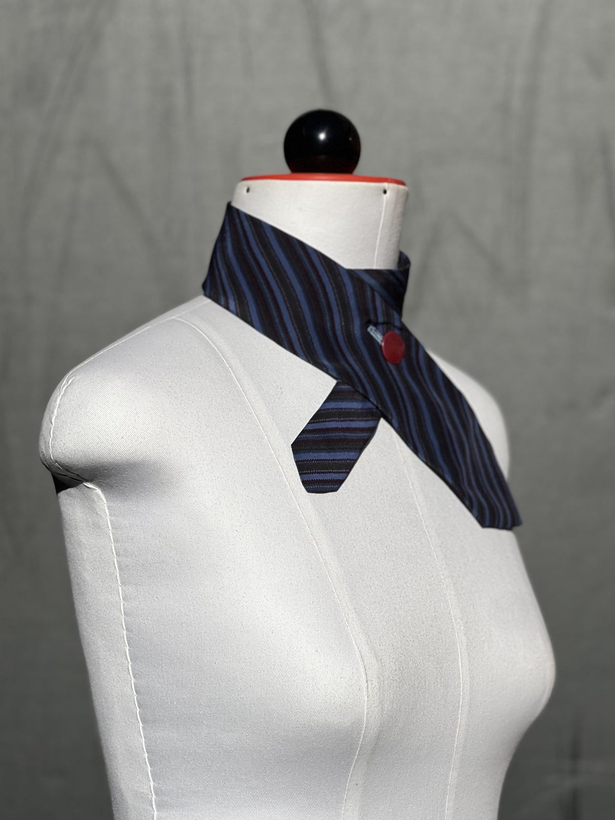 Schlipsschal Pinstripe Pop über Kreuz geknöpft, von der Seite