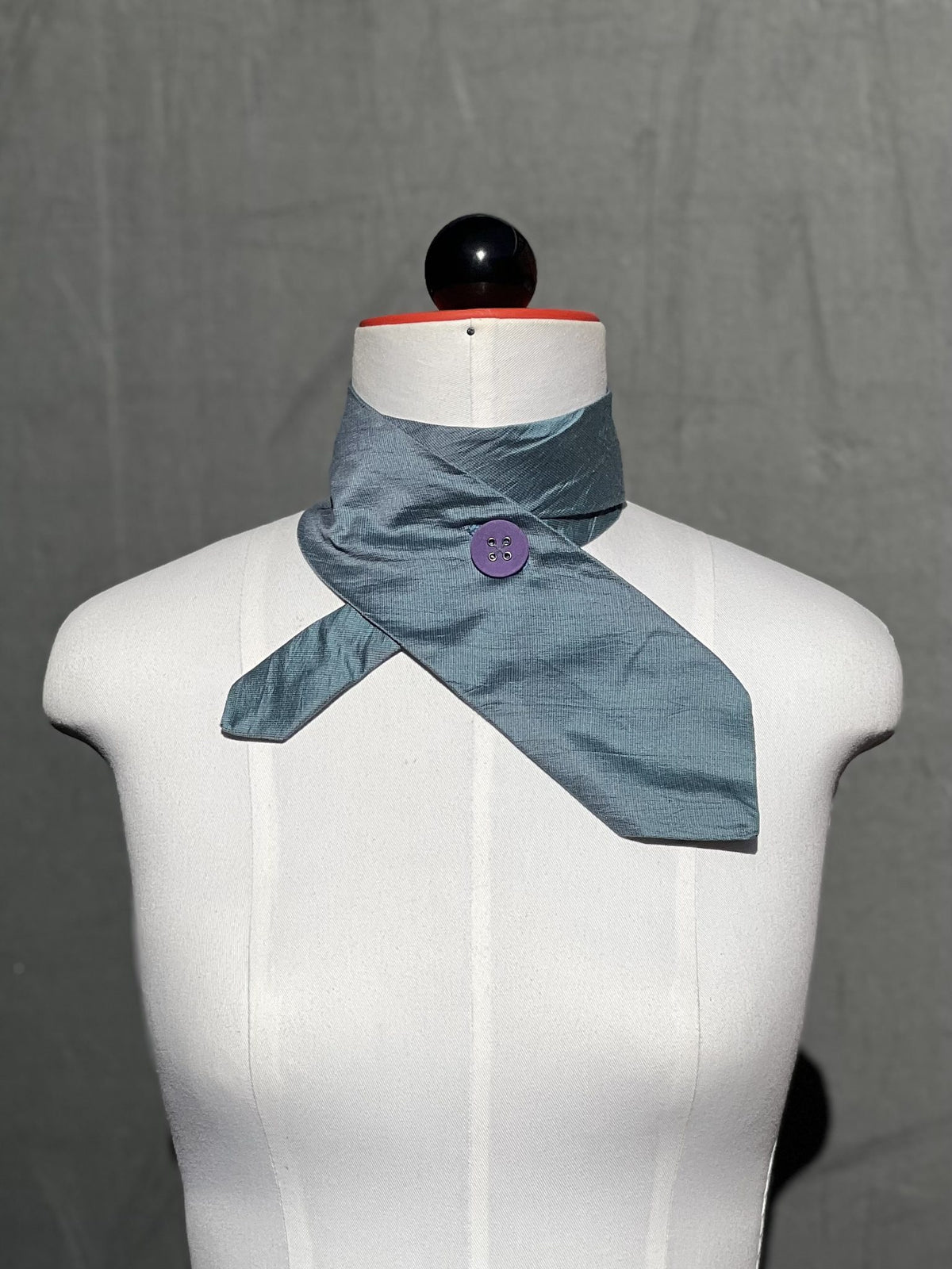 Schlipsschal Steel Dandy in uni Graublau an der Schneiderpuppe, Frontansicht