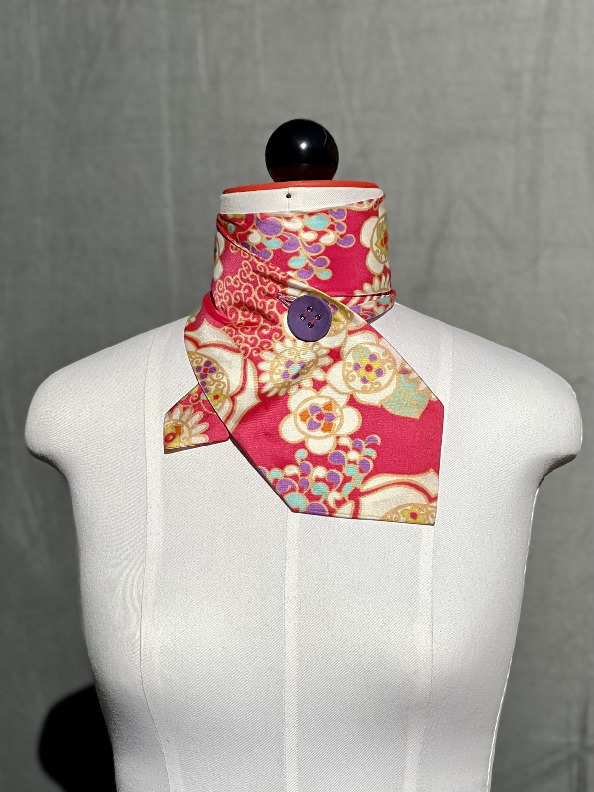 Schlipsschal Kimono Pink in Pink mit cremefarbenen Blüten an der Schneiderpuppe, Frontansicht