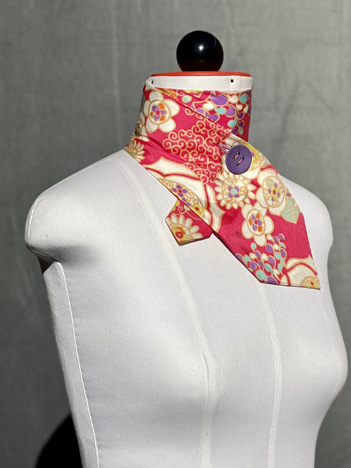 Schlipsschal Kimono Pink über Kreuz geknöpft, seitliche Ansicht