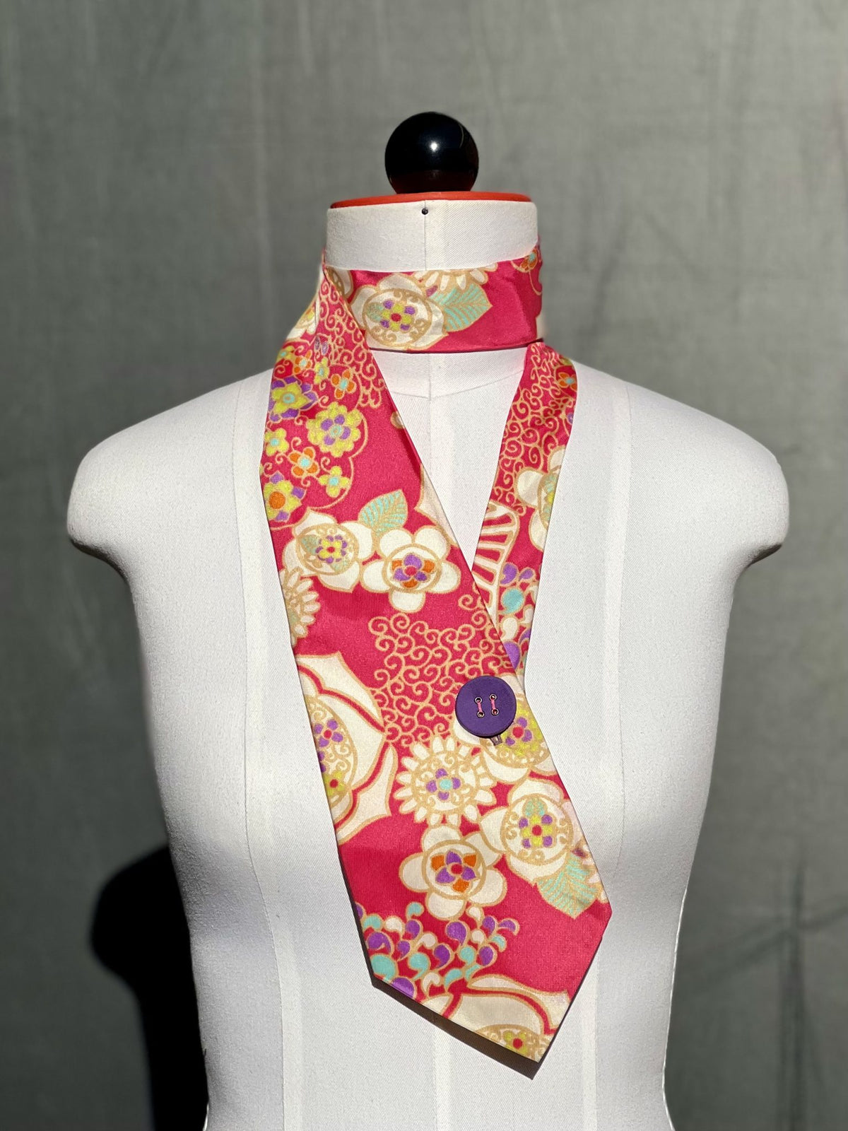 Schlipsschal Kimono Pink offen getragen, lang über die Brust fallend